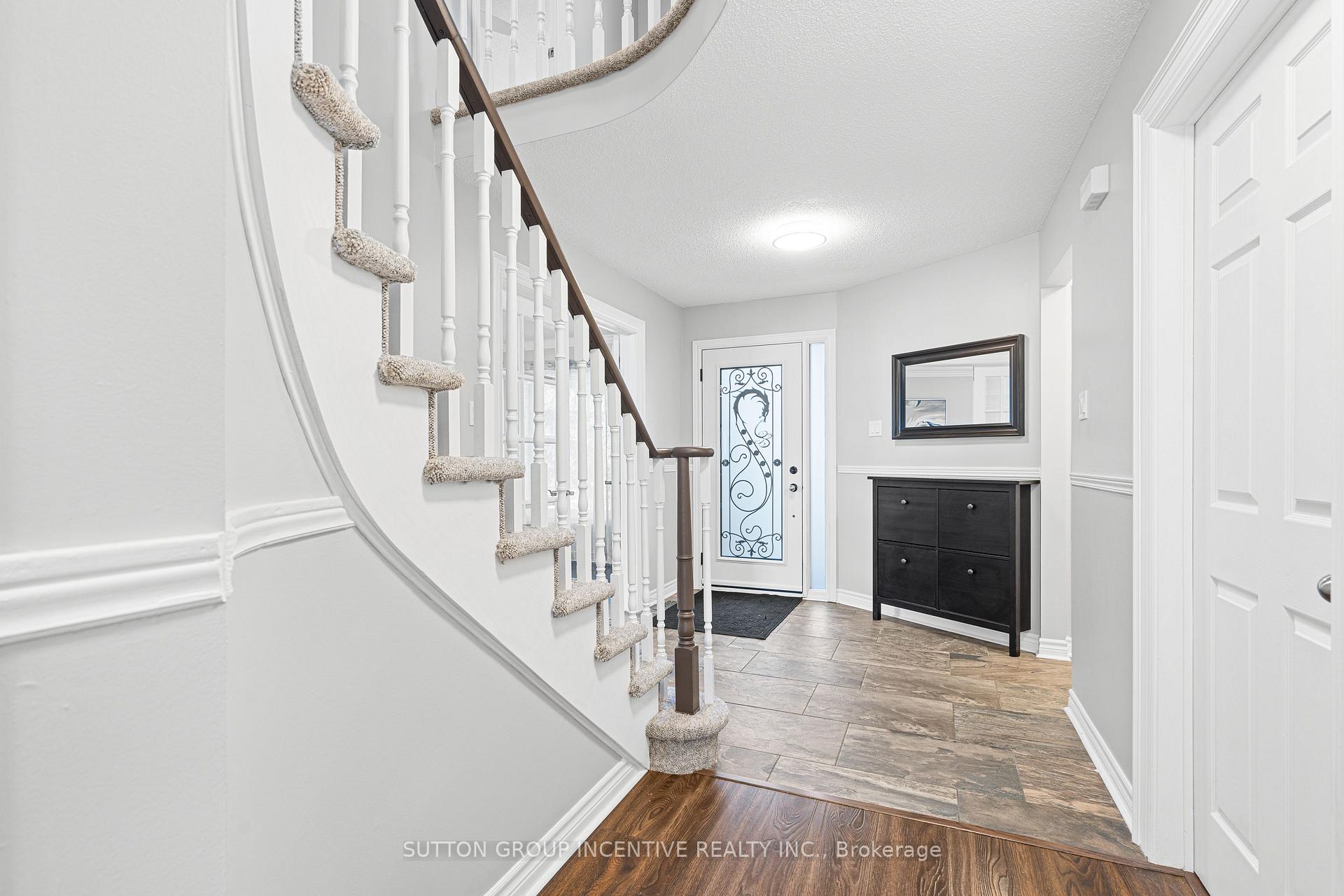 Photo 5 of 31 Moore Place, Barrie, Letitia Heights — HOMEH