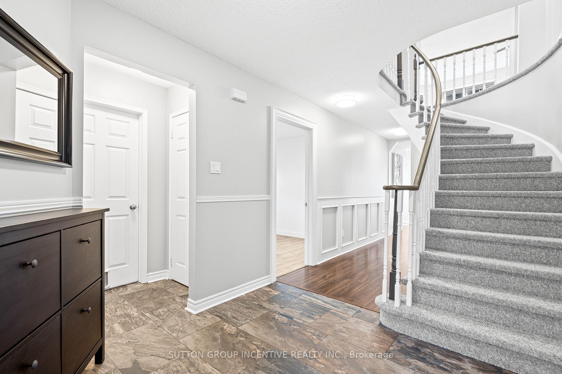 Photo 6 of 31 Moore Place, Barrie, Letitia Heights — HOMEH