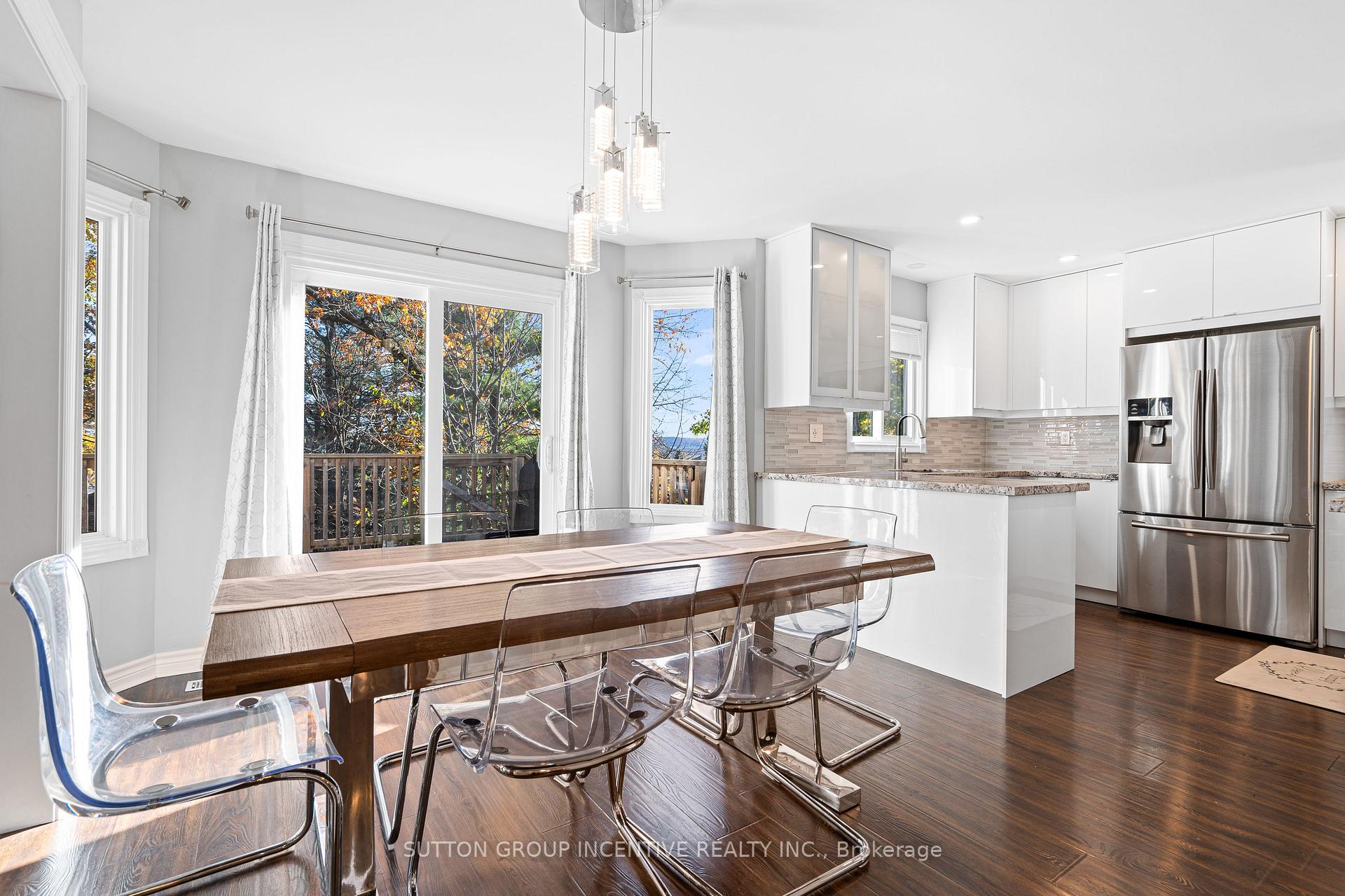 Photo 7 of 31 Moore Place, Barrie, Letitia Heights — HOMEH