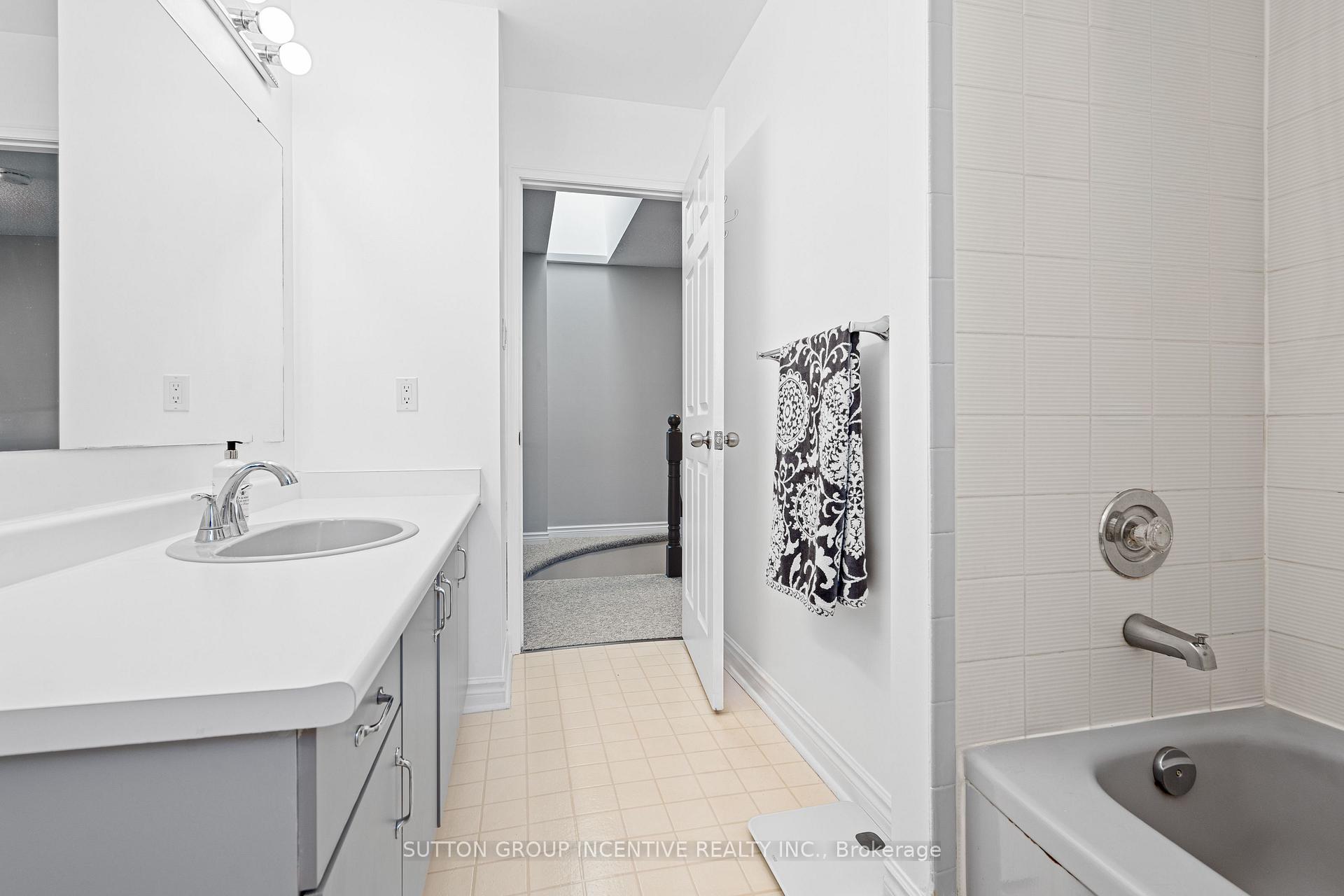 Photo 20 of 31 Moore Place, Barrie, Letitia Heights — HOMEH