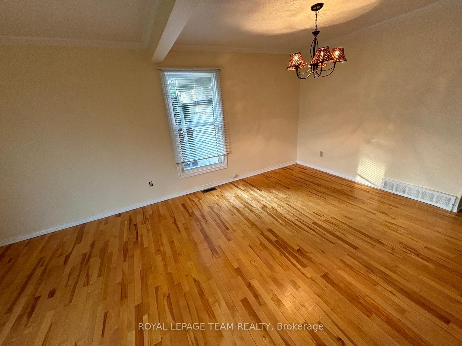 Photo 9 of 1648 Nordic Way, Ottawa, Pineview — HOMEH