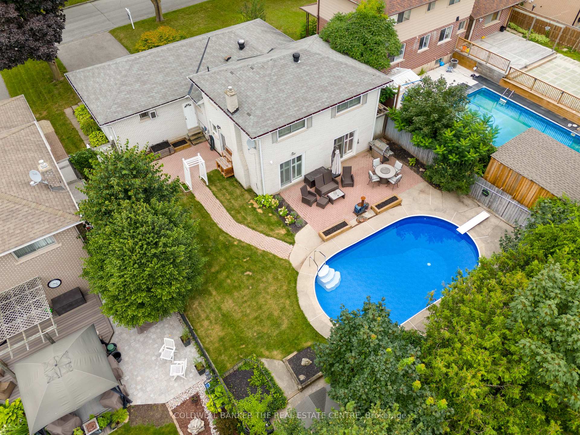 Photo 2 of 9 Bellevue Crescent, Barrie, Wellington — HOMEH