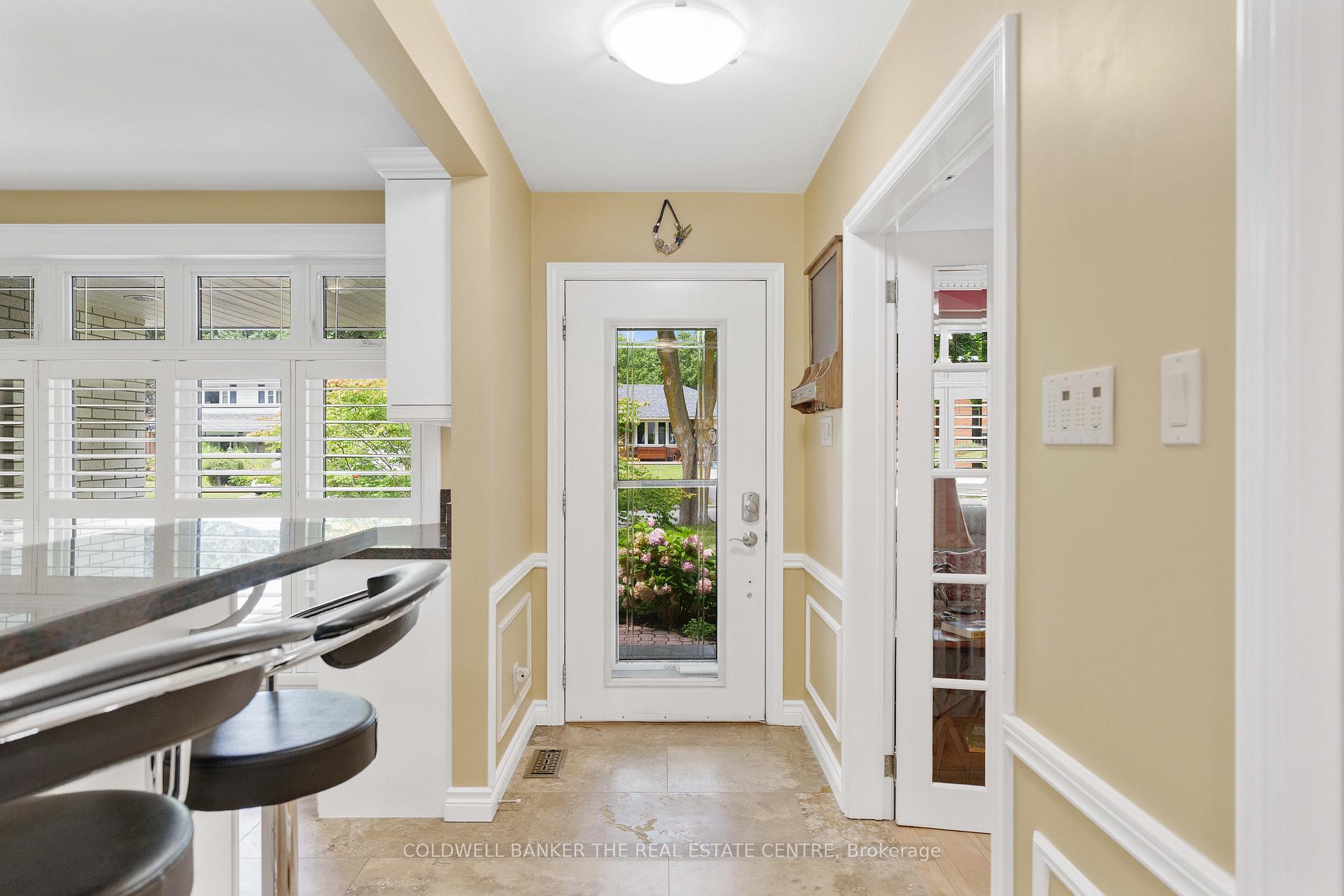 Photo 4 of 9 Bellevue Crescent, Barrie, Wellington — HOMEH