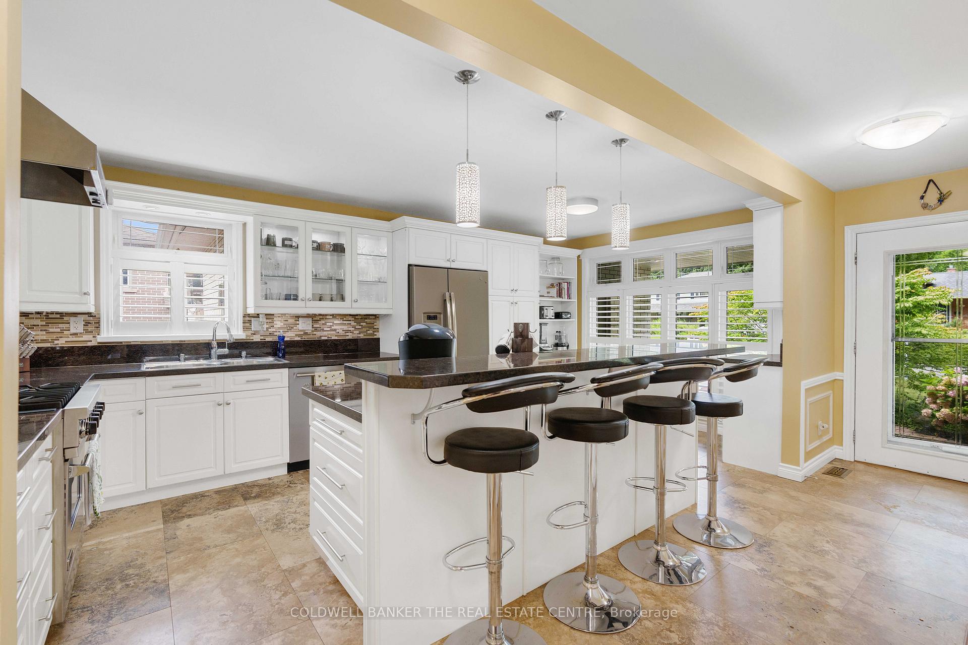 Photo 5 of 9 Bellevue Crescent, Barrie, Wellington — HOMEH