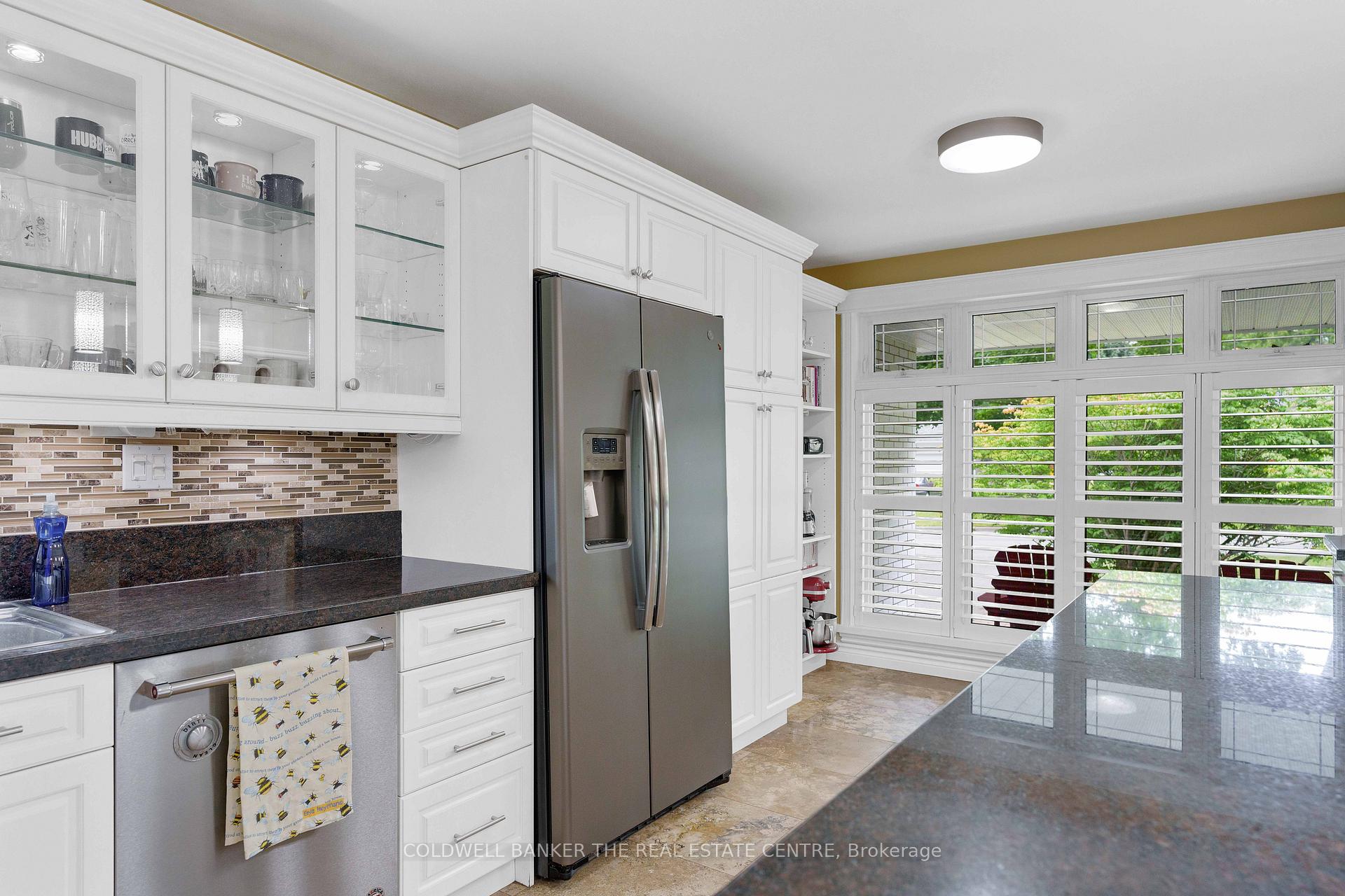 Photo 11 of 9 Bellevue Crescent, Barrie, Wellington — HOMEH