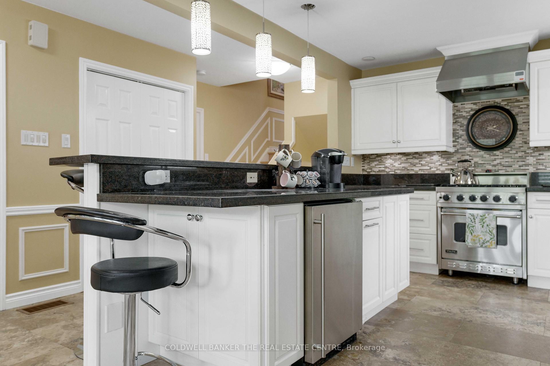 Photo 12 of 9 Bellevue Crescent, Barrie, Wellington — HOMEH