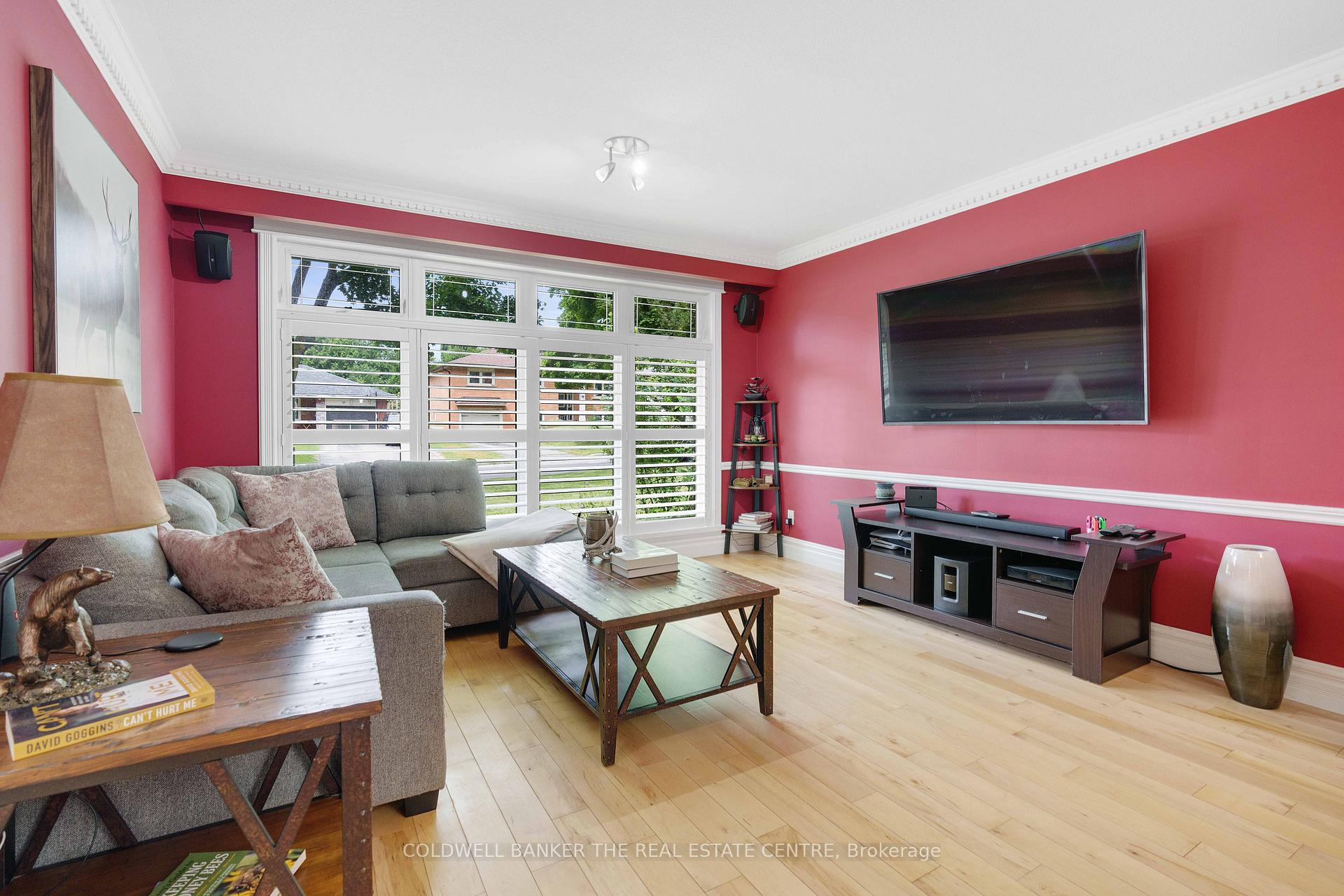 Photo 15 of 9 Bellevue Crescent, Barrie, Wellington — HOMEH