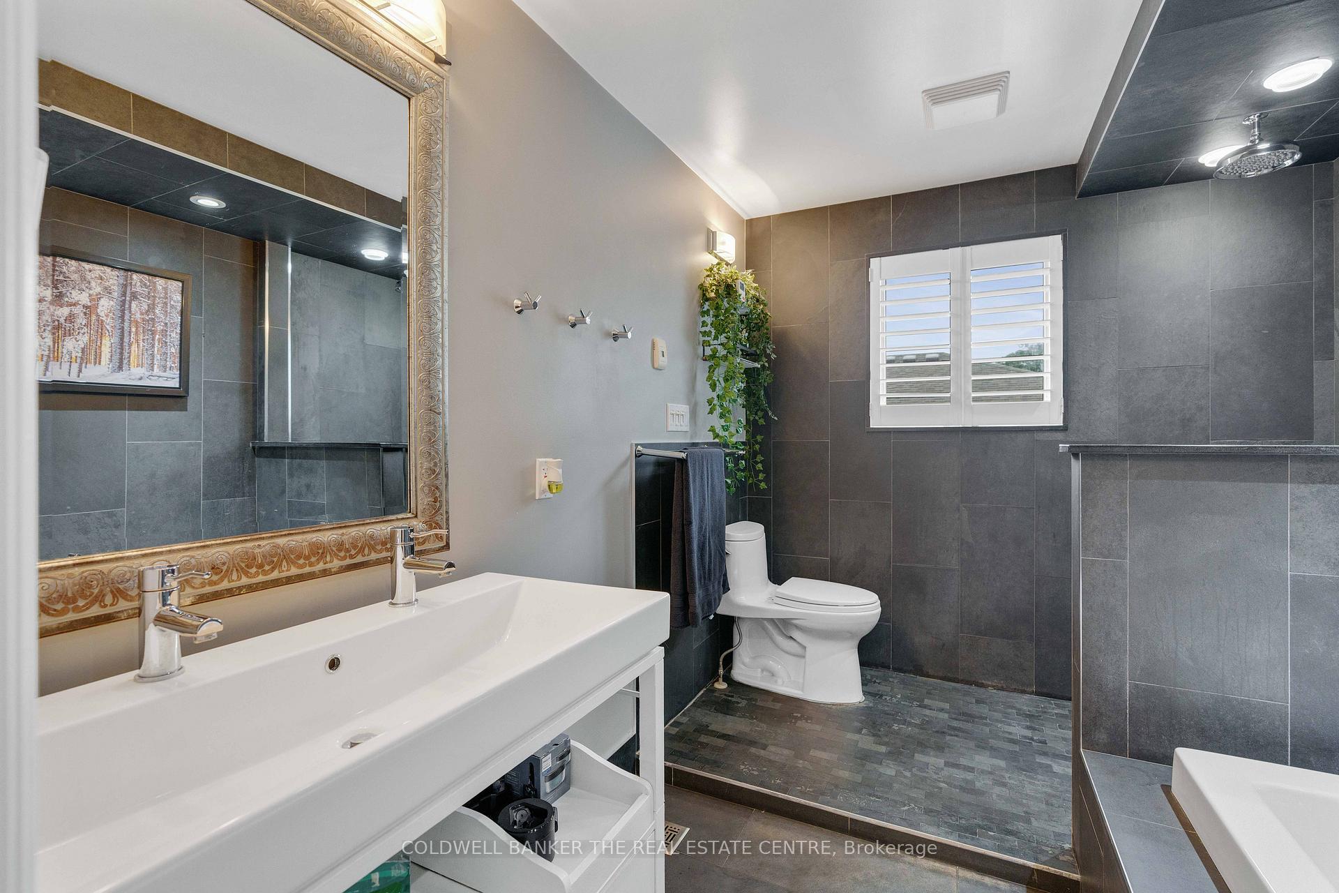 Photo 18 of 9 Bellevue Crescent, Barrie, Wellington — HOMEH