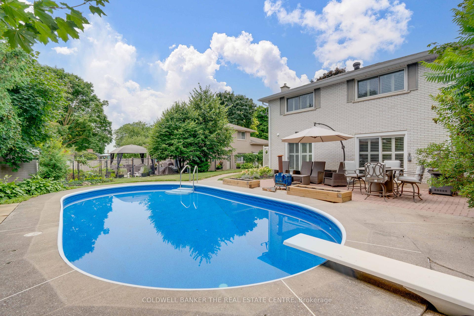 Photo 32 of 9 Bellevue Crescent, Barrie, Wellington — HOMEH