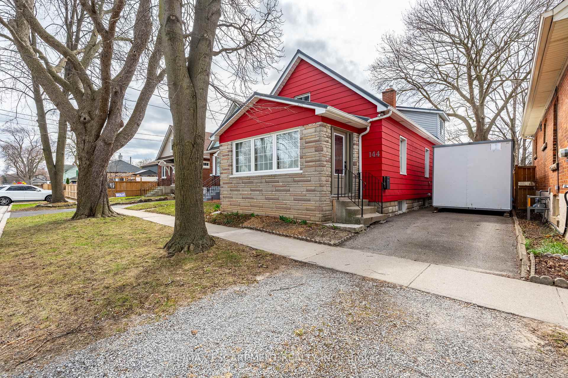 Front of 144 Dufferin Street E