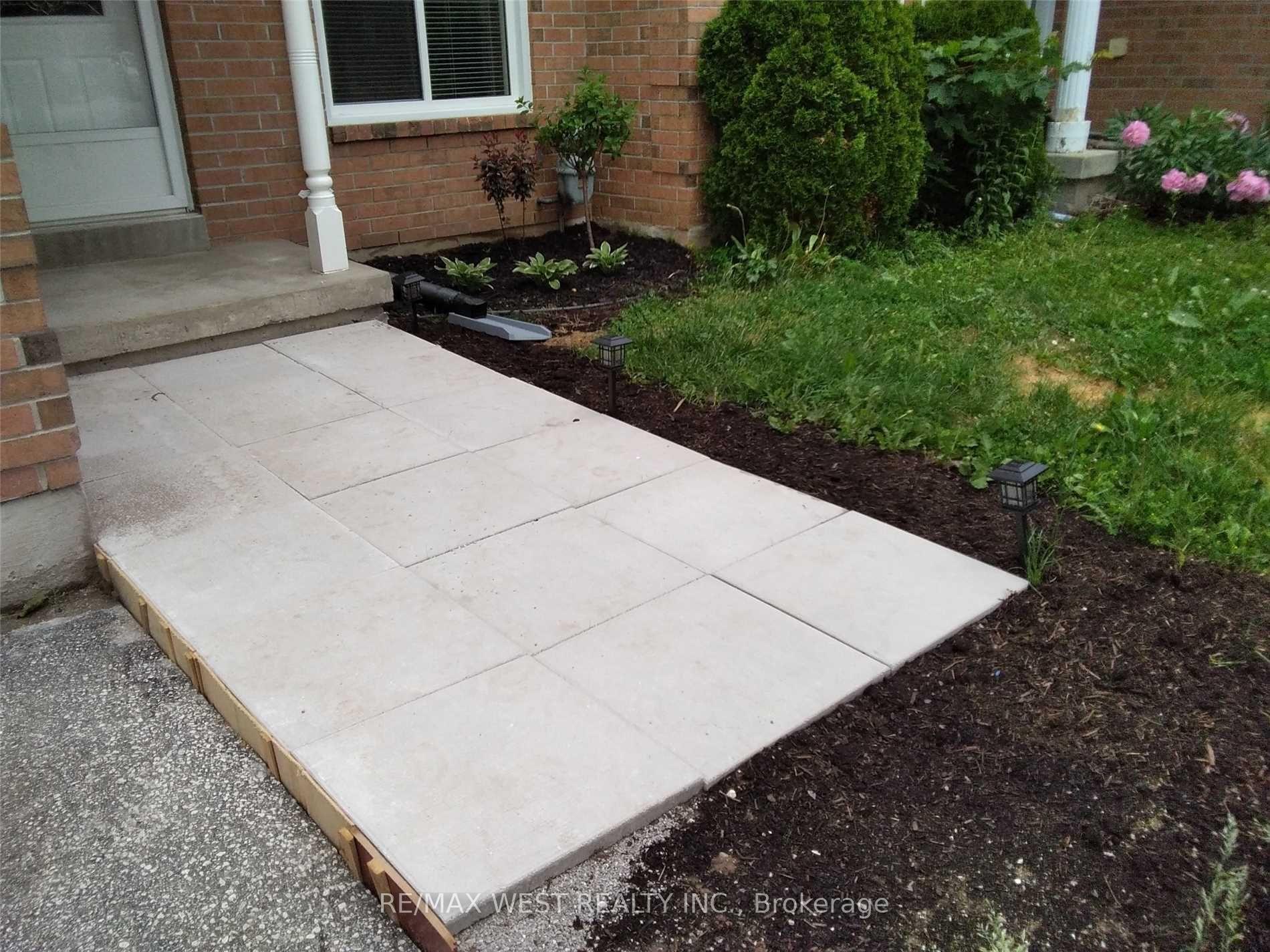Photo 2 of 8 Lyfytt Crescent, Barrie, West Bayfield — HOMEH