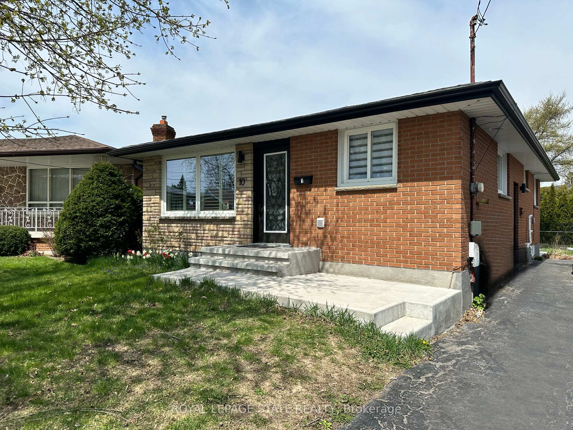 Front of 10 Sandlyn Court