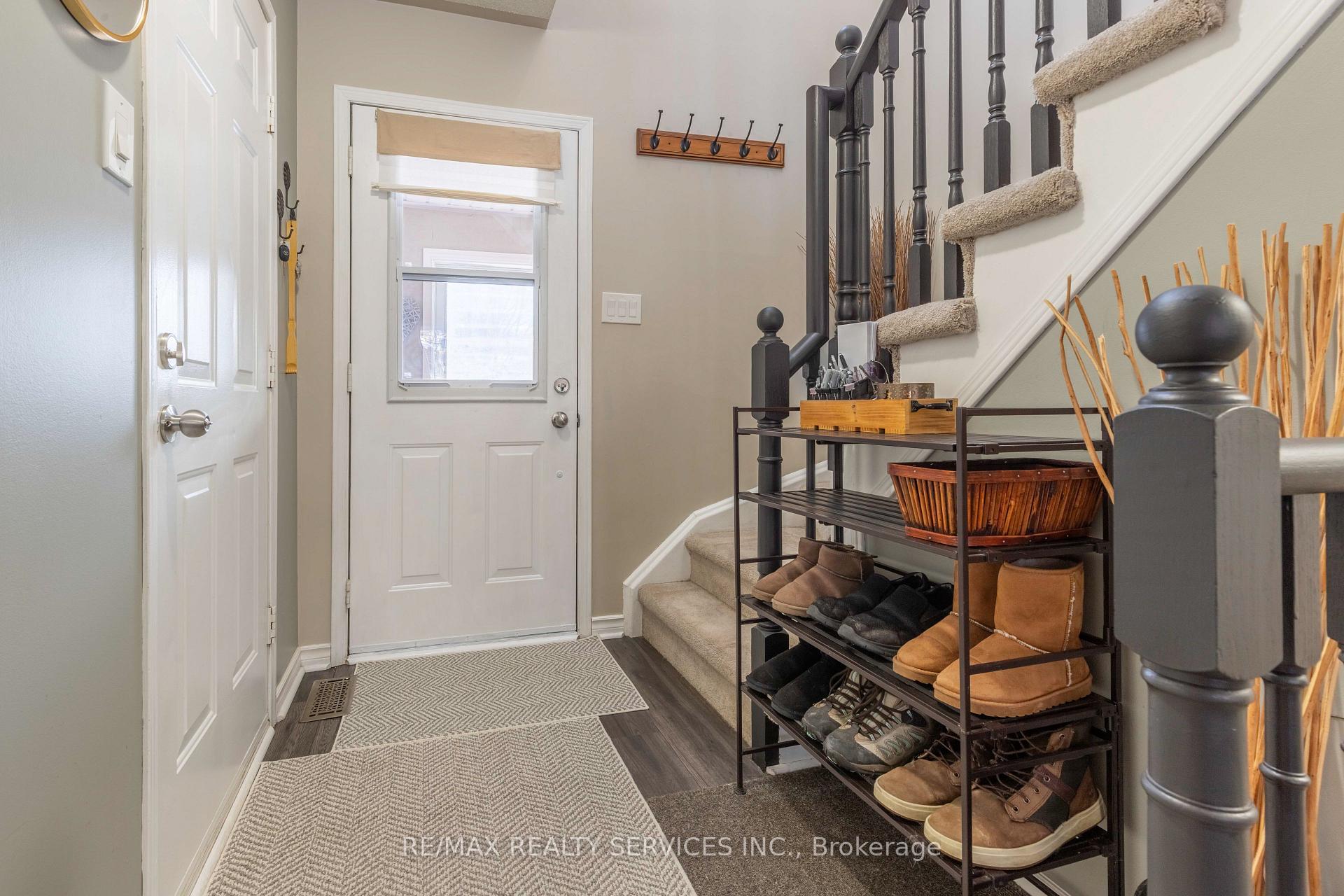 Photo 4 of 92 Pickett Crescent, Barrie, Painswick North — HOMEH