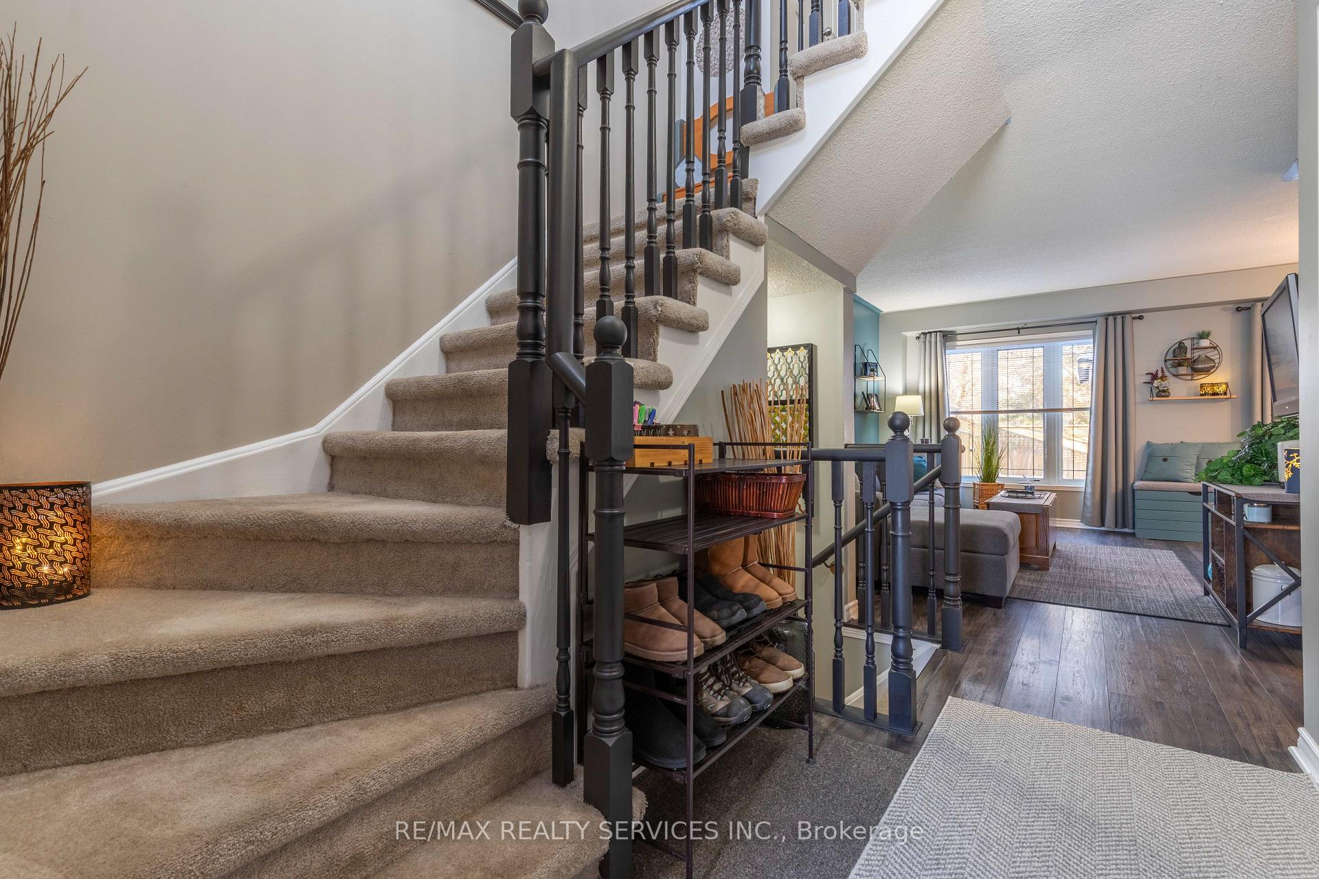 Photo 5 of 92 Pickett Crescent, Barrie, Painswick North — HOMEH