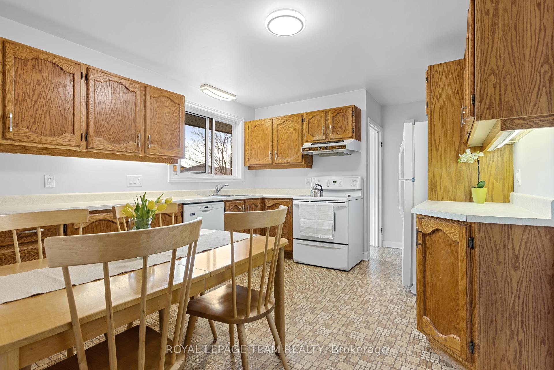 Photo 9 of 1215 Agincourt Road, Ottawa, Copeland Park — HOMEH