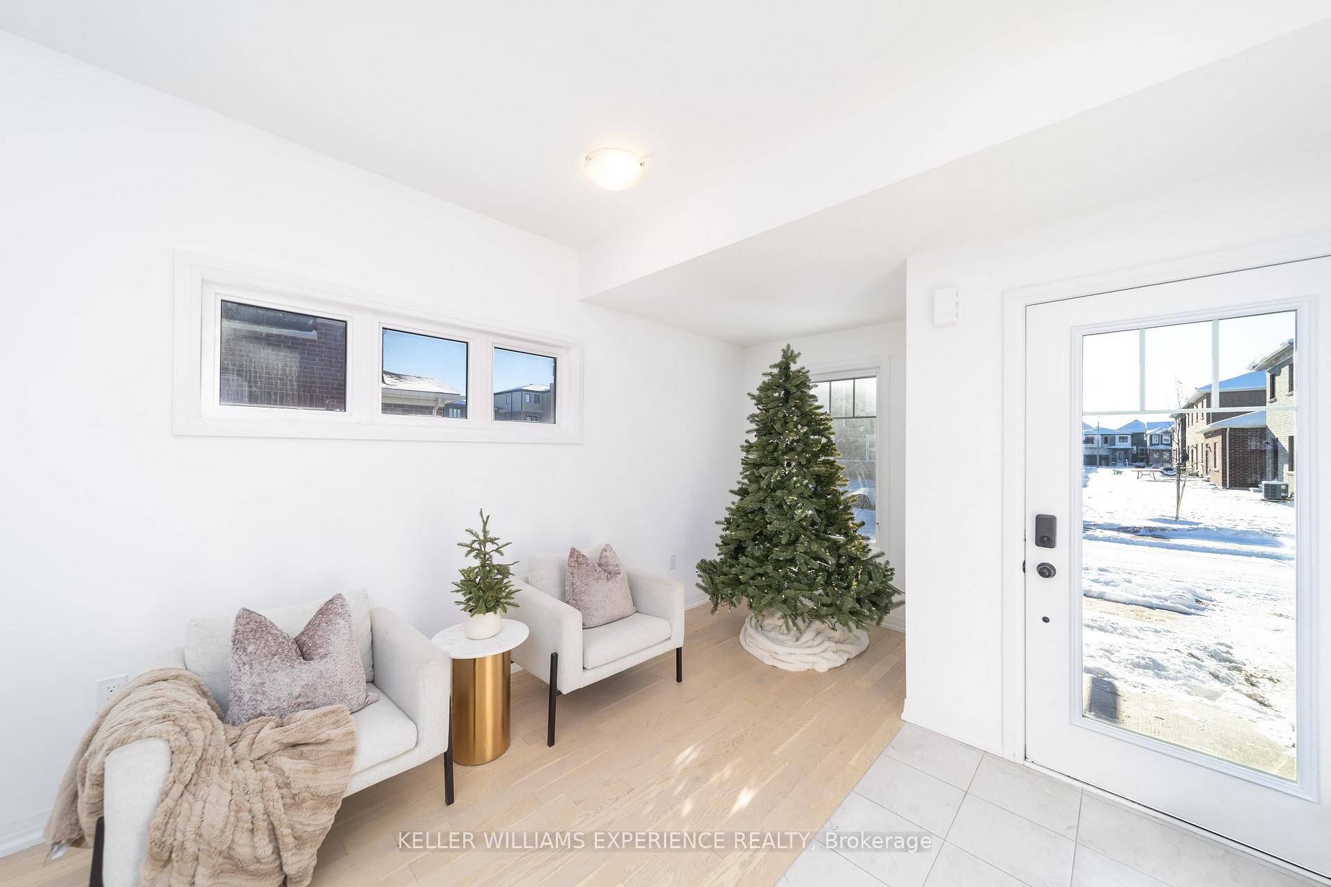 Photo 3 of 29 Harvest Crescent, Barrie, Innis-Shore — HOMEH