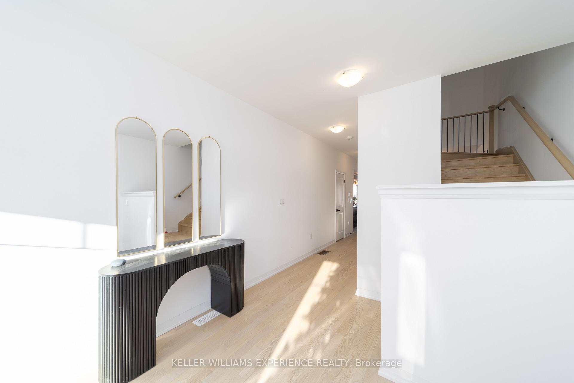 Photo 4 of 29 Harvest Crescent, Barrie, Innis-Shore — HOMEH