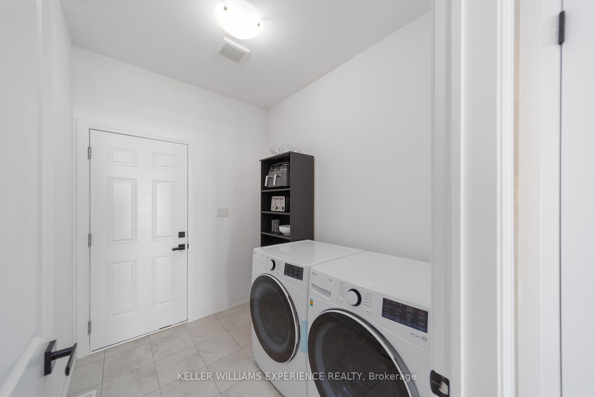 Photo 11 of 29 Harvest Crescent, Barrie, Innis-Shore — HOMEH