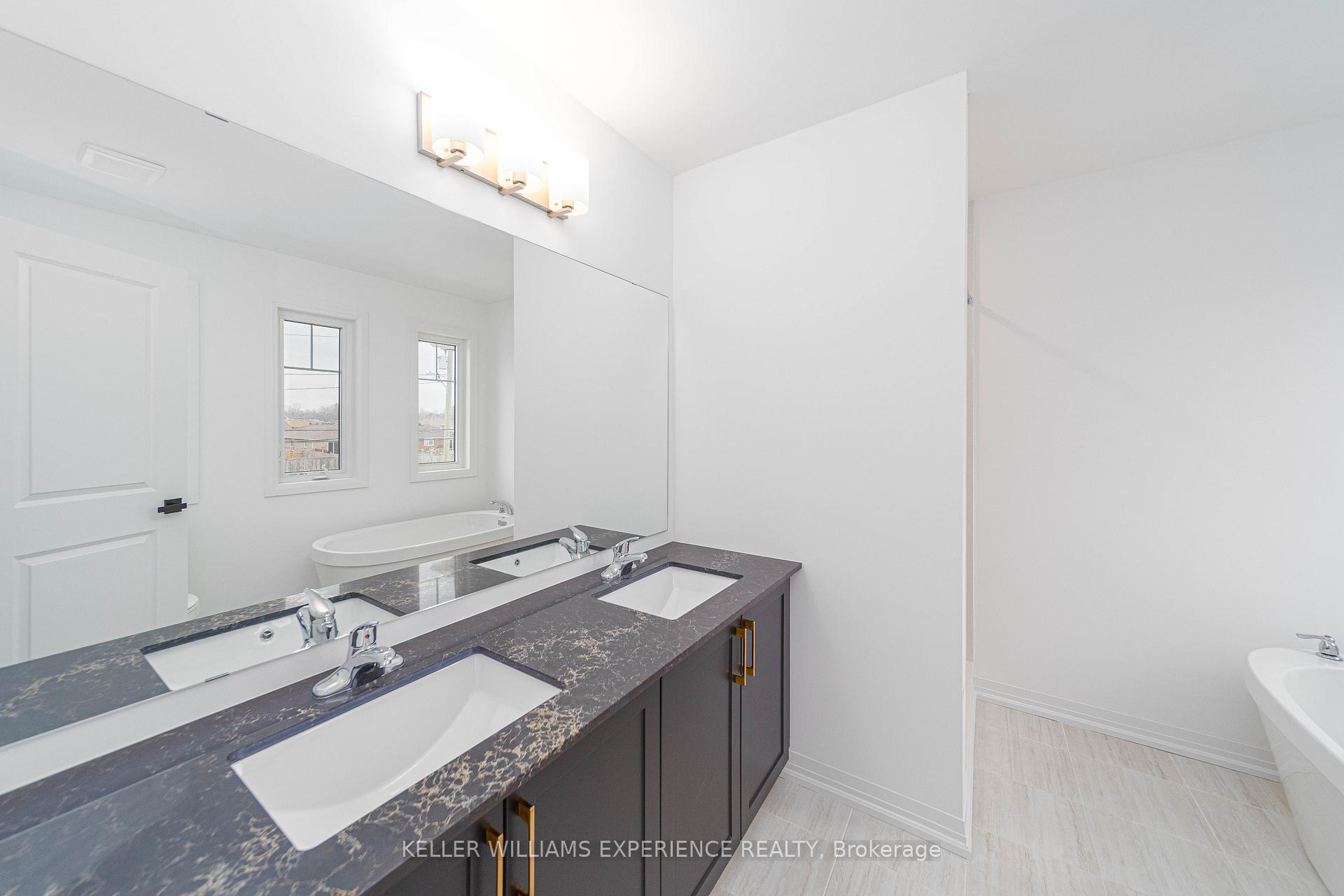 Photo 18 of 29 Harvest Crescent, Barrie, Innis-Shore — HOMEH