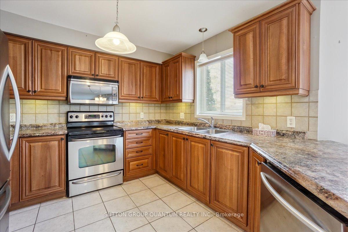 Photo 8 of 22 Farmstead Crescent, Barrie, Holly — HOMEH