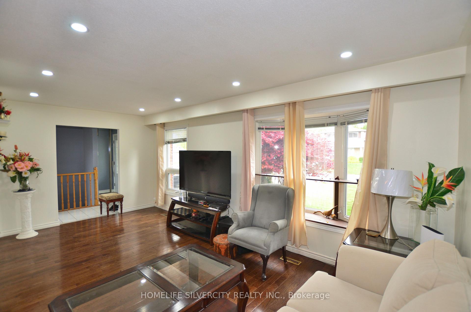 Photo 8 of 35 Geneva Crescent, Brampton, Northgate — HOMEH