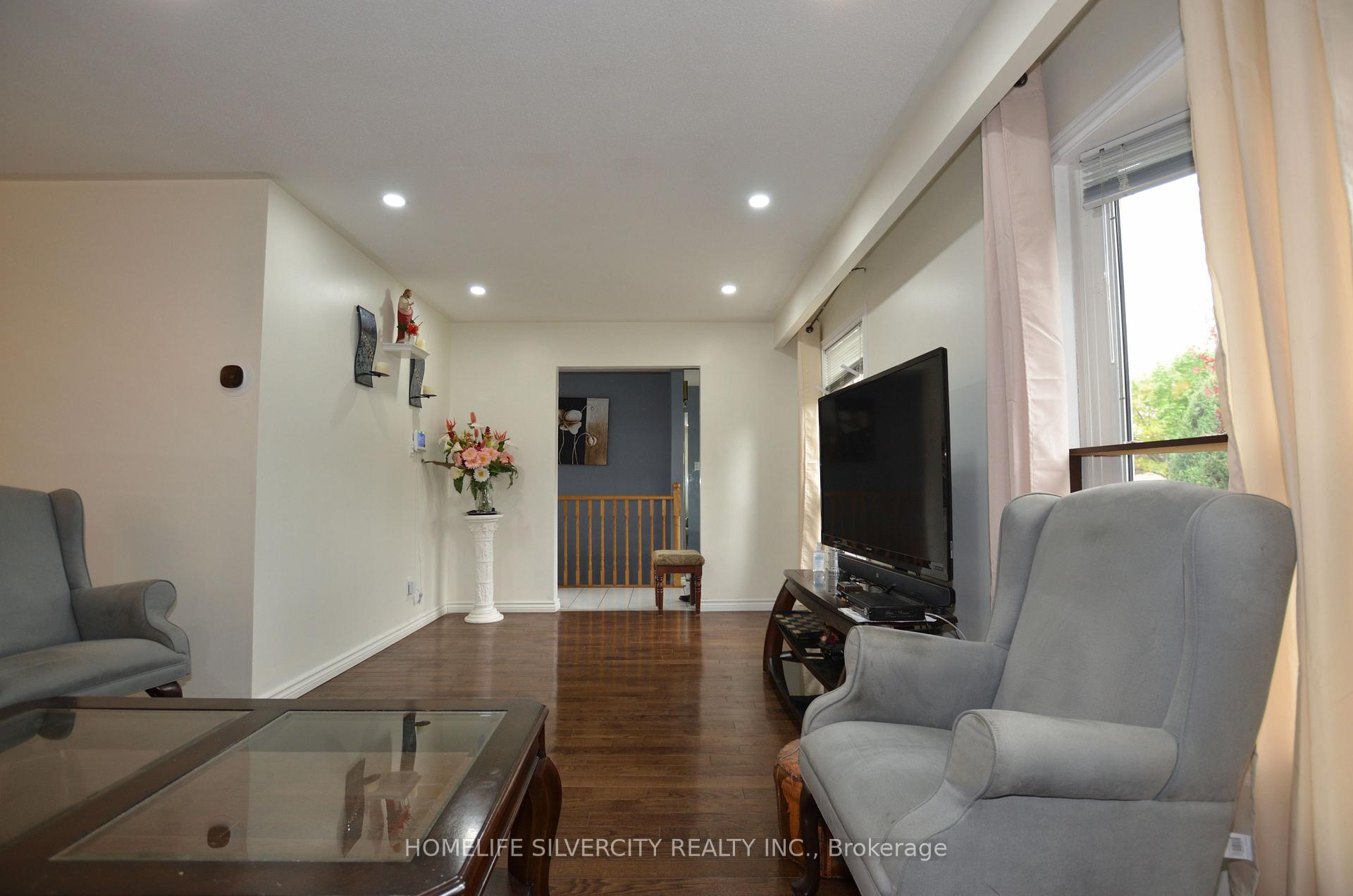 Photo 10 of 35 Geneva Crescent, Brampton, Northgate — HOMEH