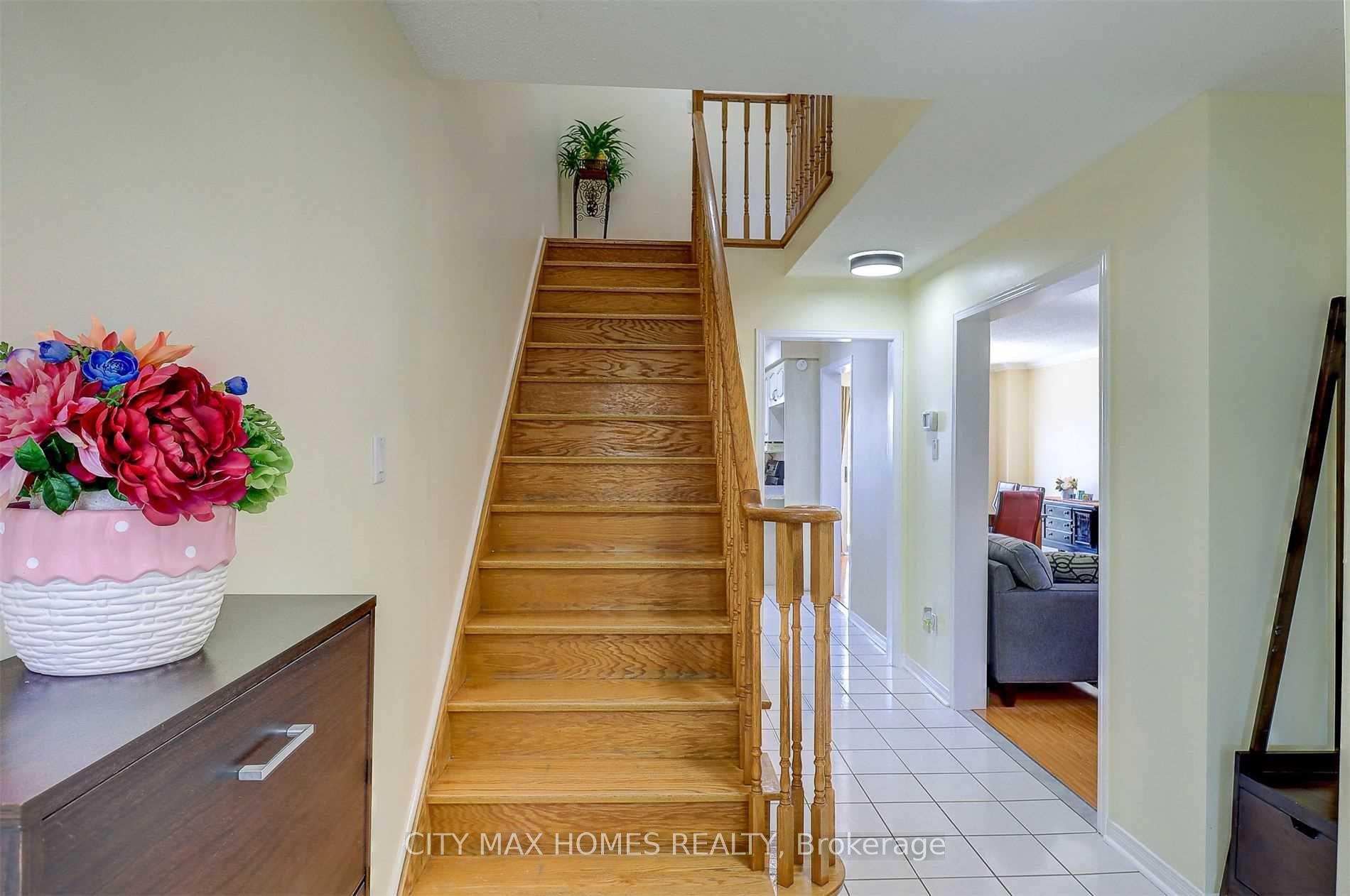 Photo 3 of 4 Cranberry Crescent, Brampton, Fletcher's Creek South — HOMEH