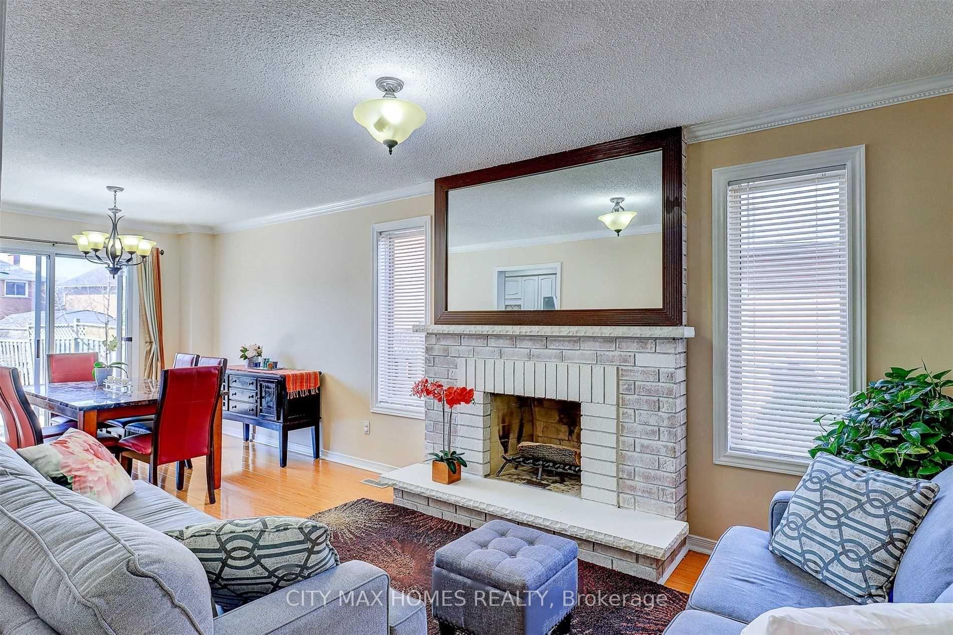Photo 5 of 4 Cranberry Crescent, Brampton, Fletcher's Creek South — HOMEH