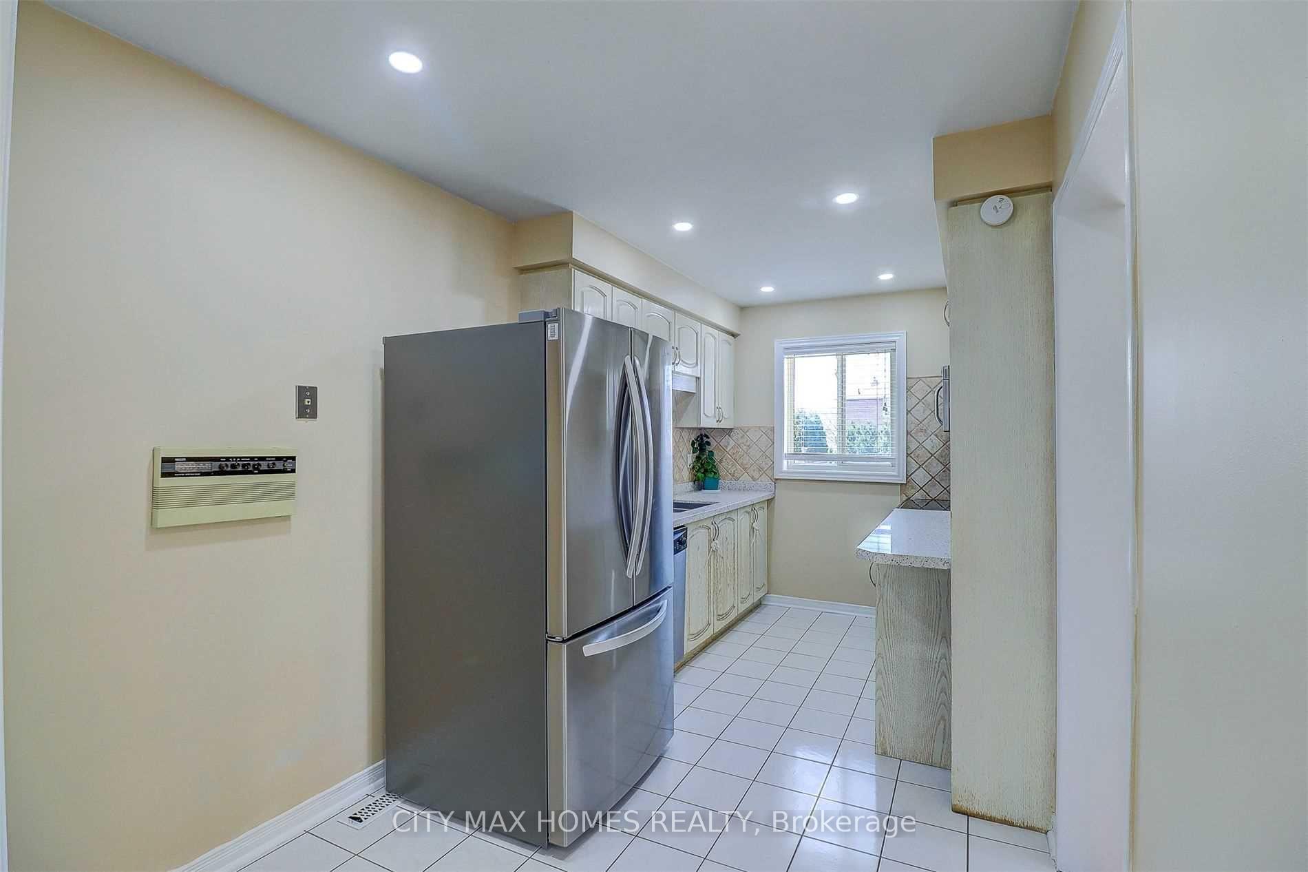 Photo 6 of 4 Cranberry Crescent, Brampton, Fletcher's Creek South — HOMEH