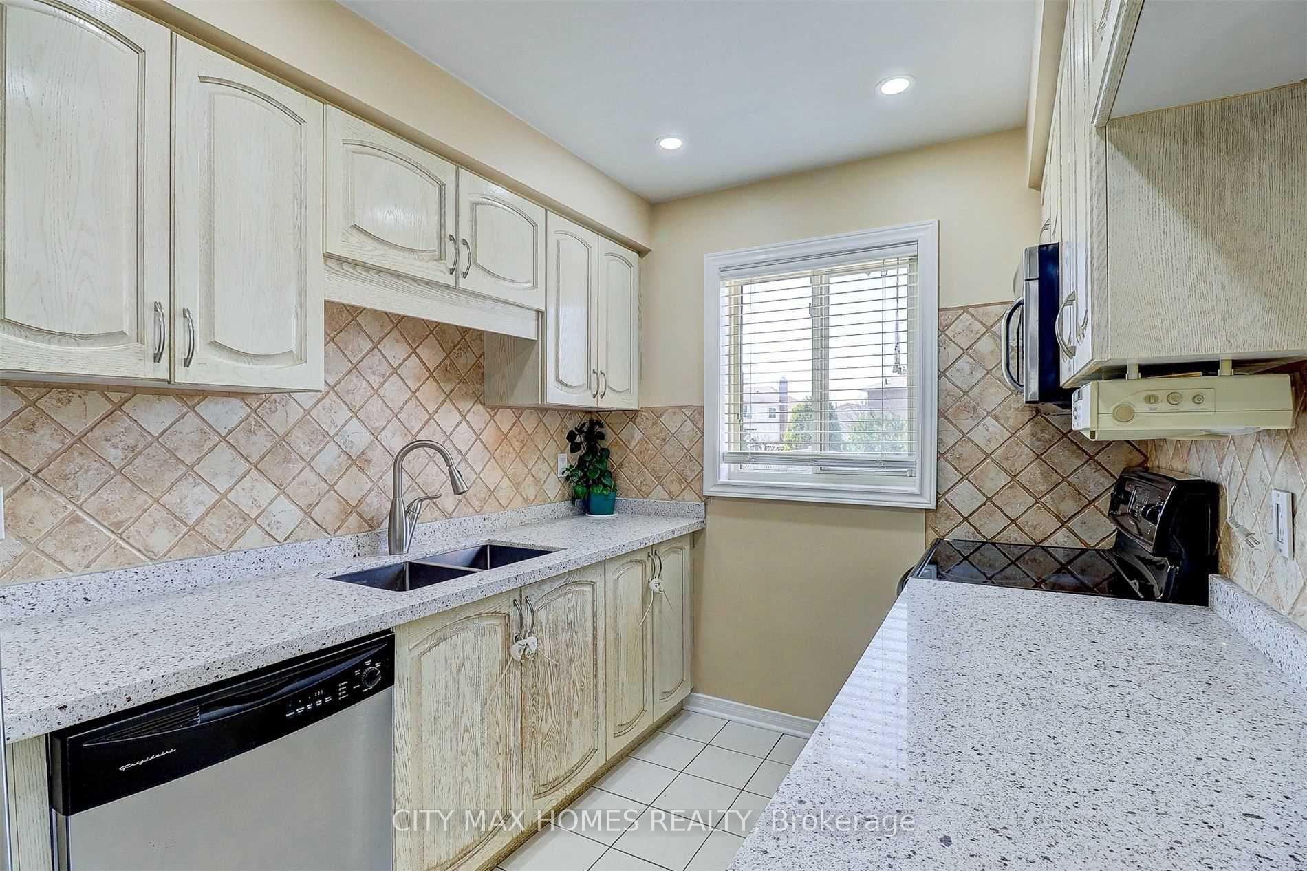 Photo 7 of 4 Cranberry Crescent, Brampton, Fletcher's Creek South — HOMEH