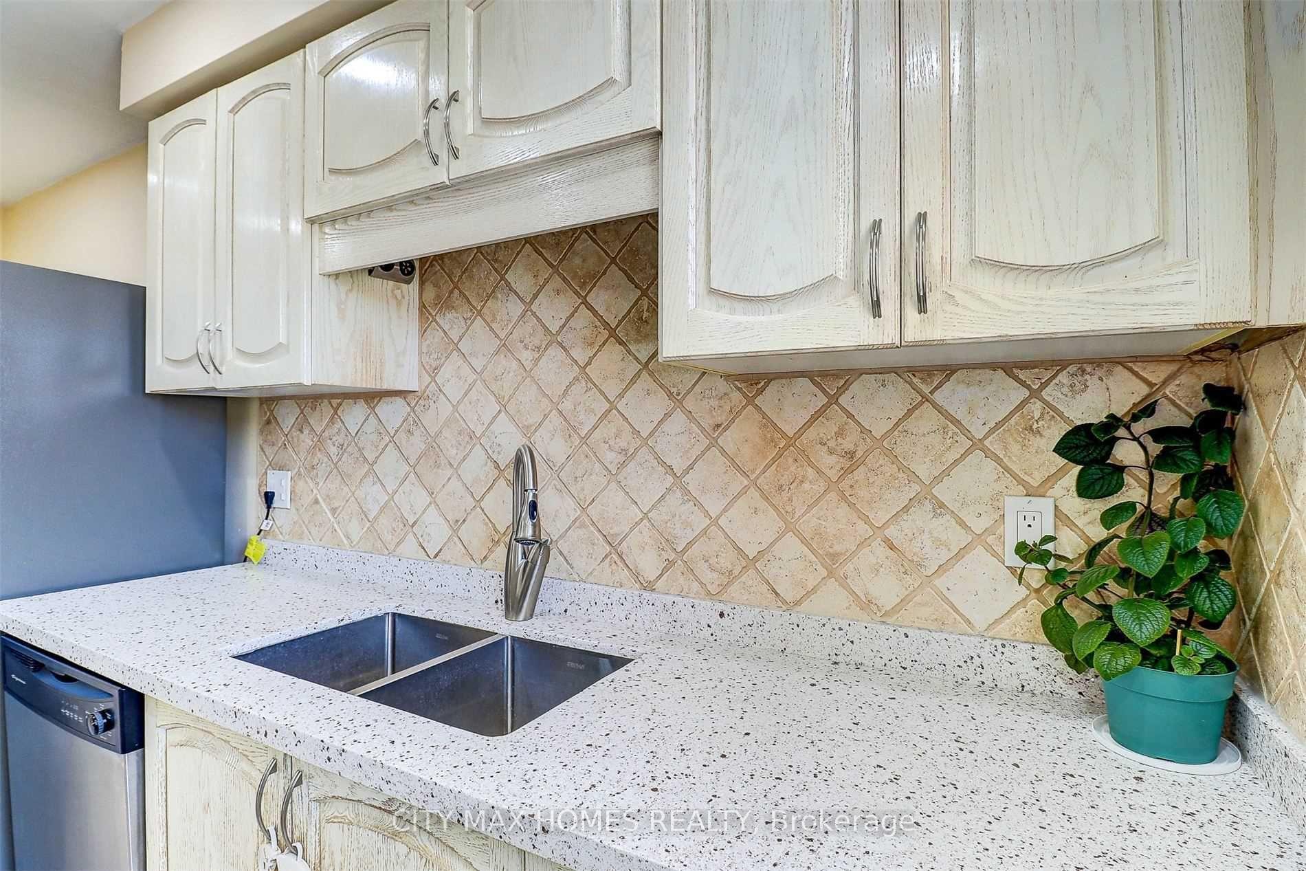 Photo 8 of 4 Cranberry Crescent, Brampton, Fletcher's Creek South — HOMEH