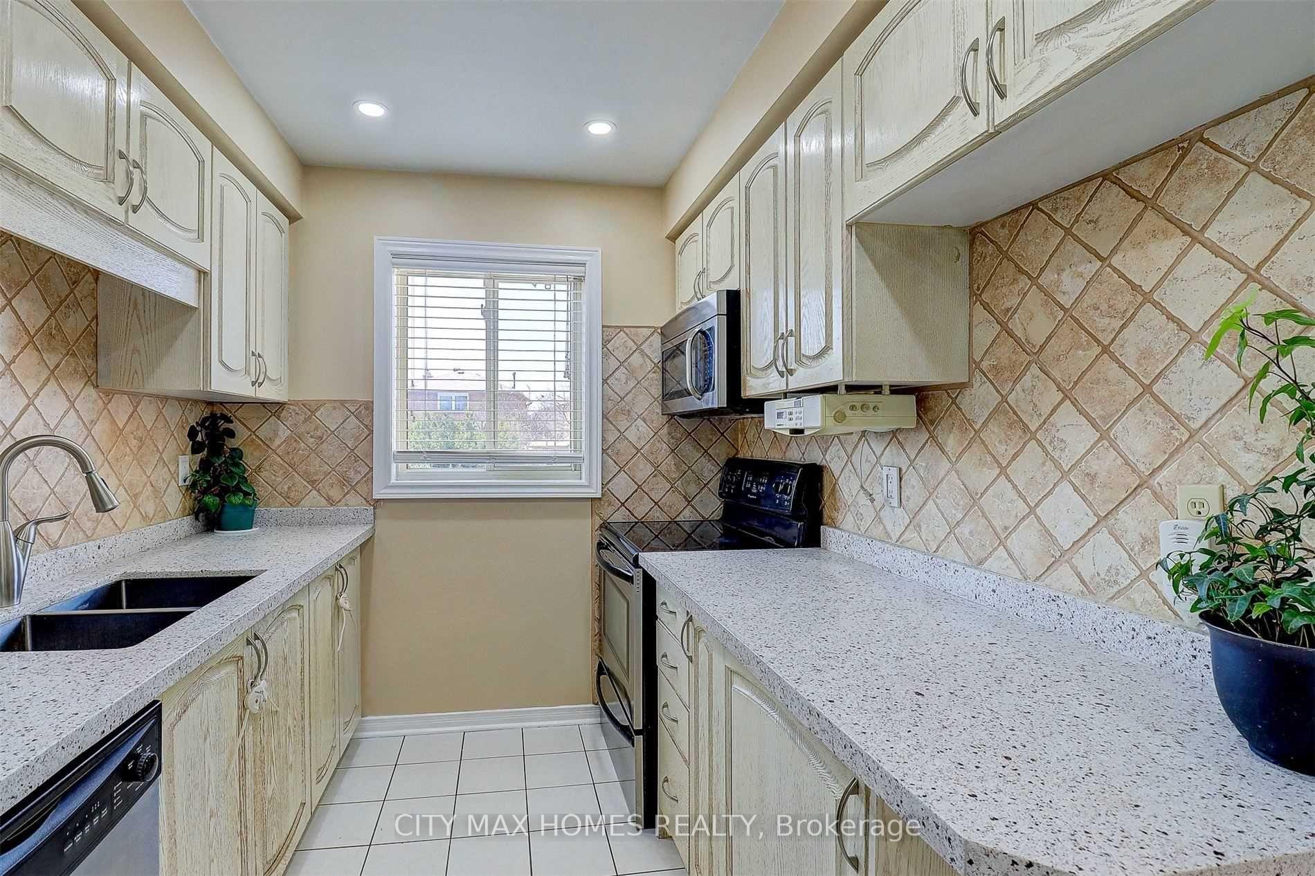Photo 9 of 4 Cranberry Crescent, Brampton, Fletcher's Creek South — HOMEH