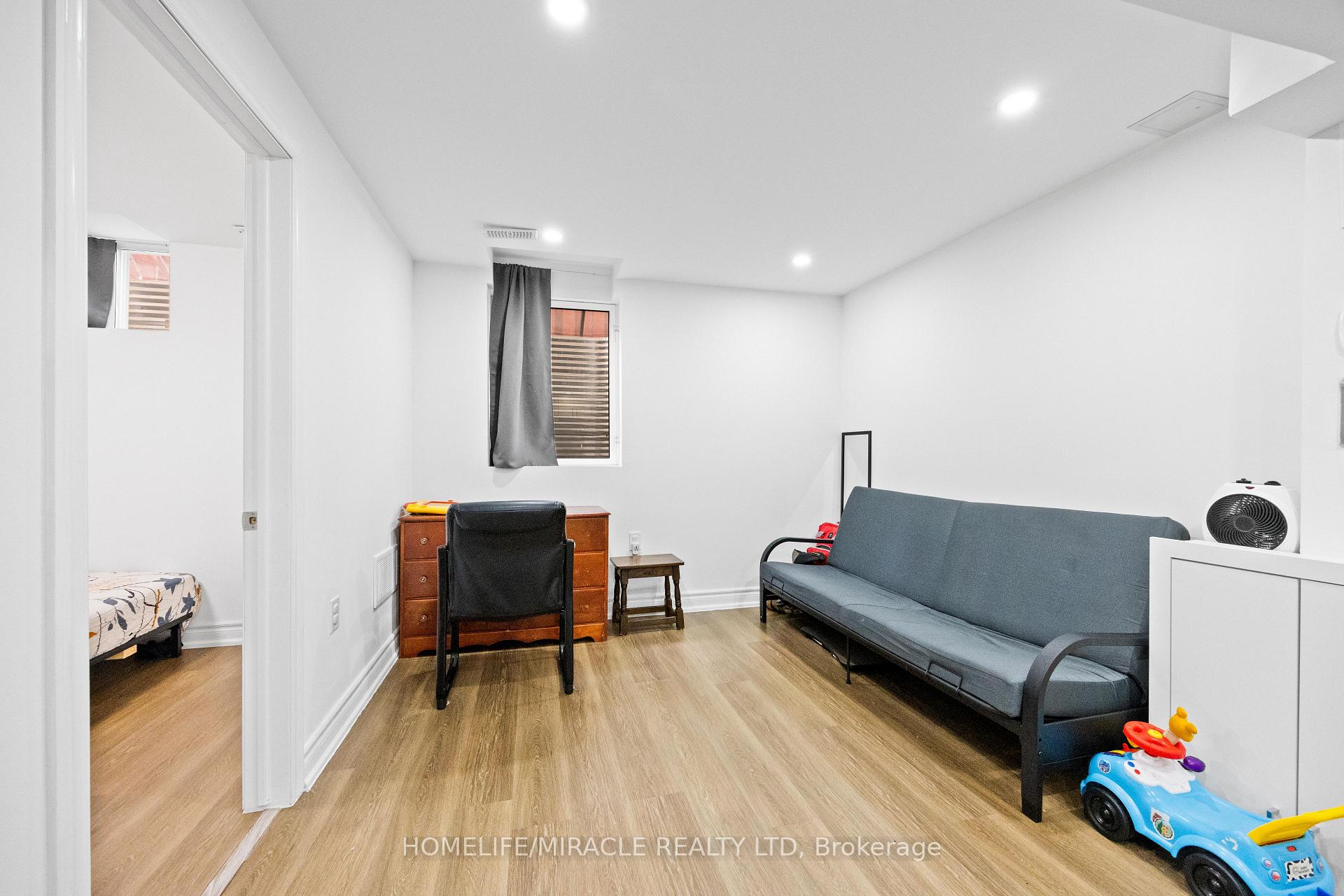 Photo 37 of 21 Folkstone Crescent, Brampton, Southgate — HOMEH