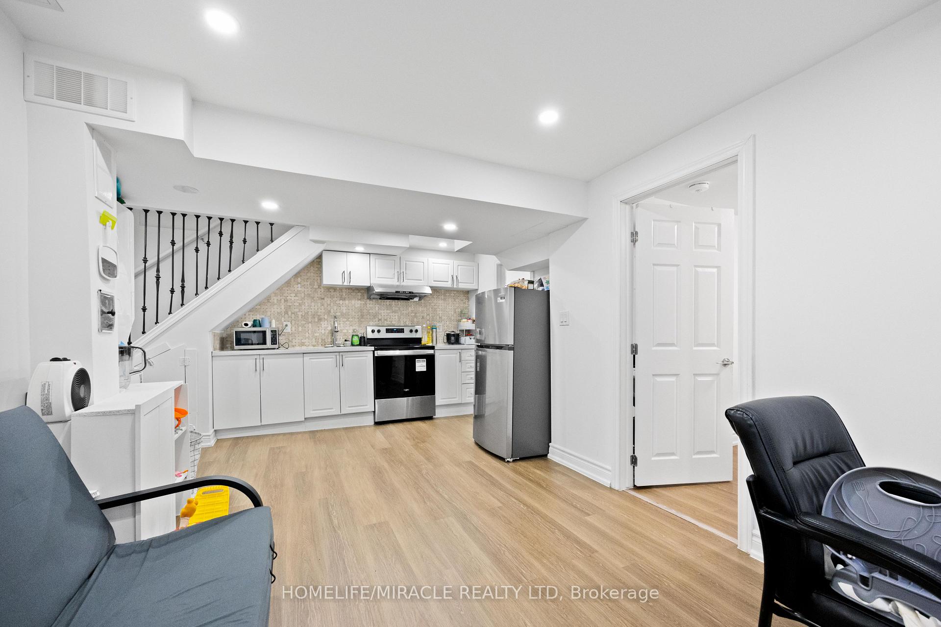 Photo 38 of 21 Folkstone Crescent, Brampton, Southgate — HOMEH