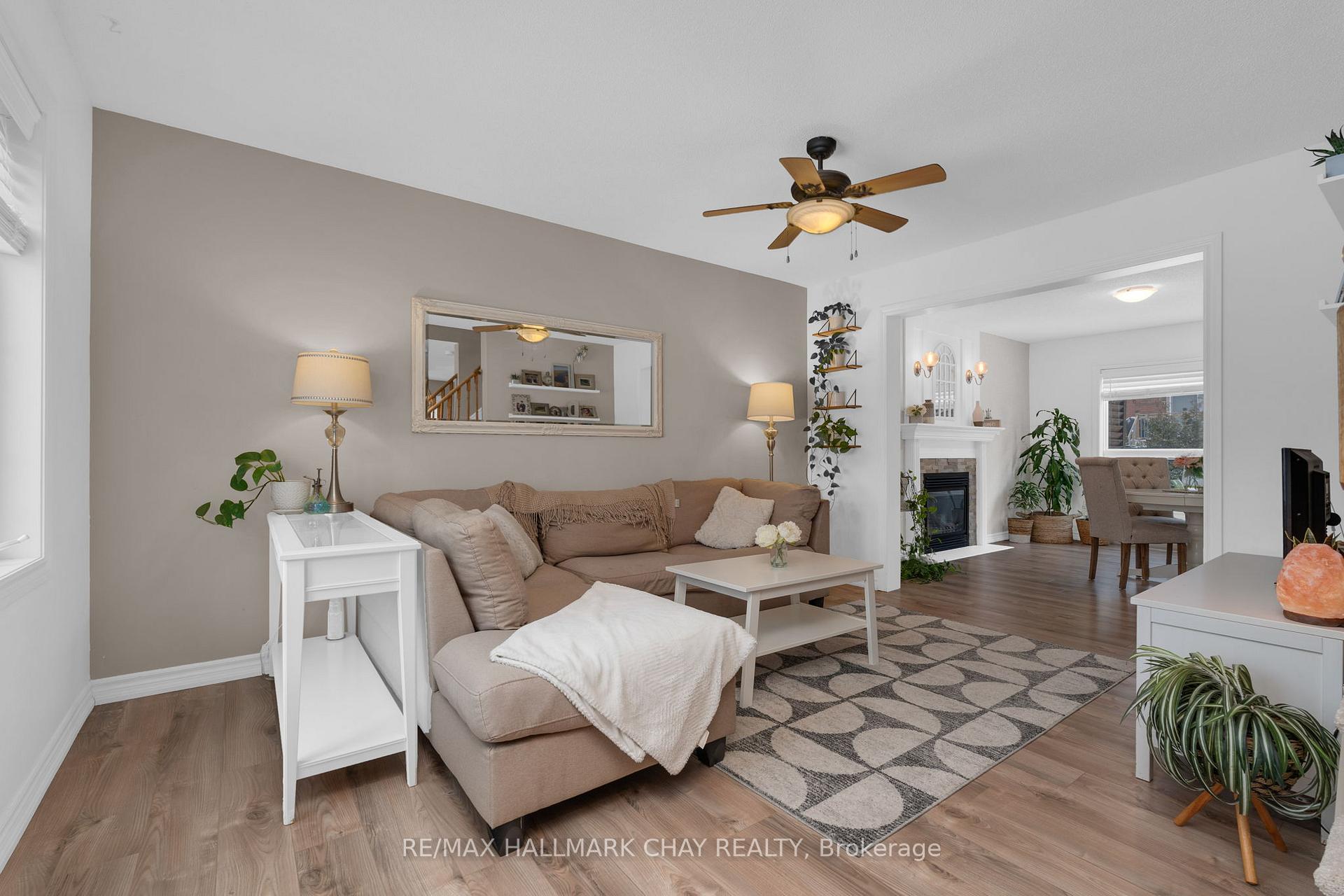 Photo 3 of 19 Michelle Drive, Barrie, Painswick South — HOMEH
