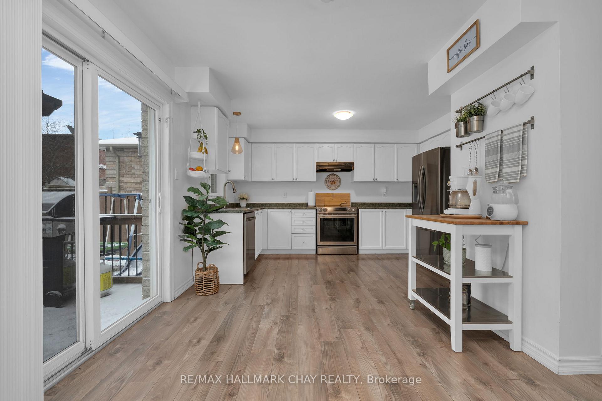 Photo 9 of 19 Michelle Drive, Barrie, Painswick South — HOMEH