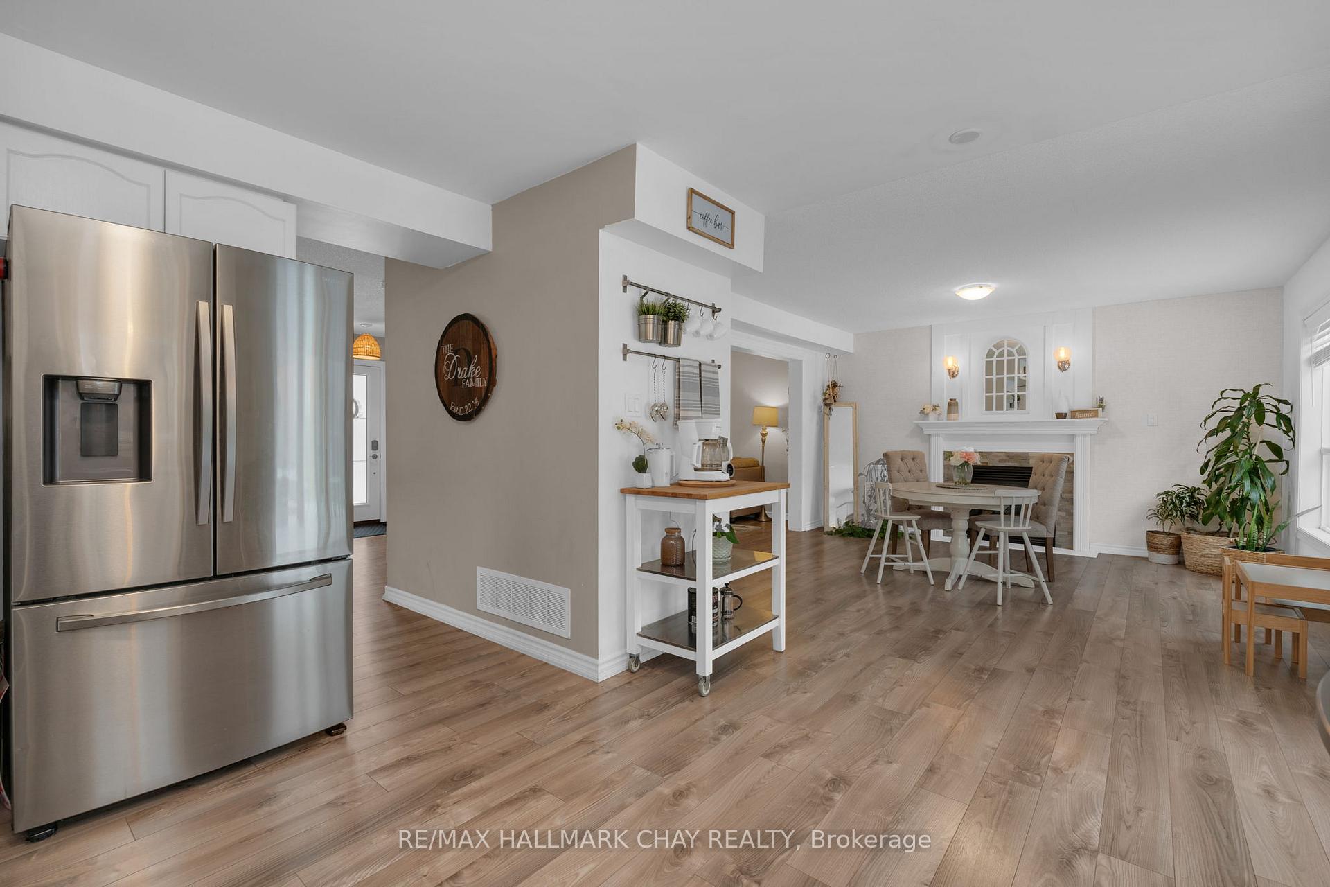 Photo 12 of 19 Michelle Drive, Barrie, Painswick South — HOMEH