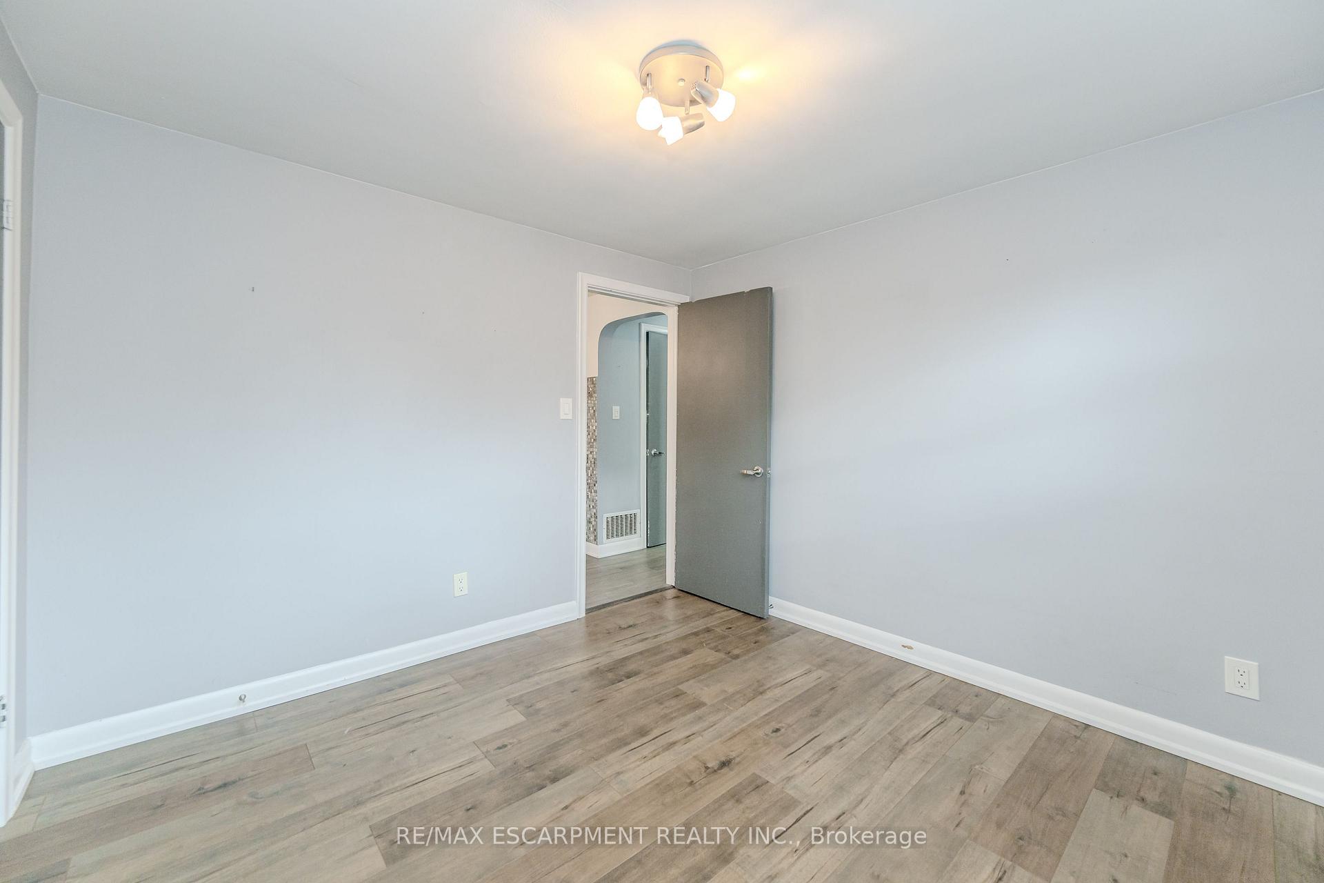 Photo 17 of 58 Mildred Avenue, St. Catharines, Haig — HOMEH
