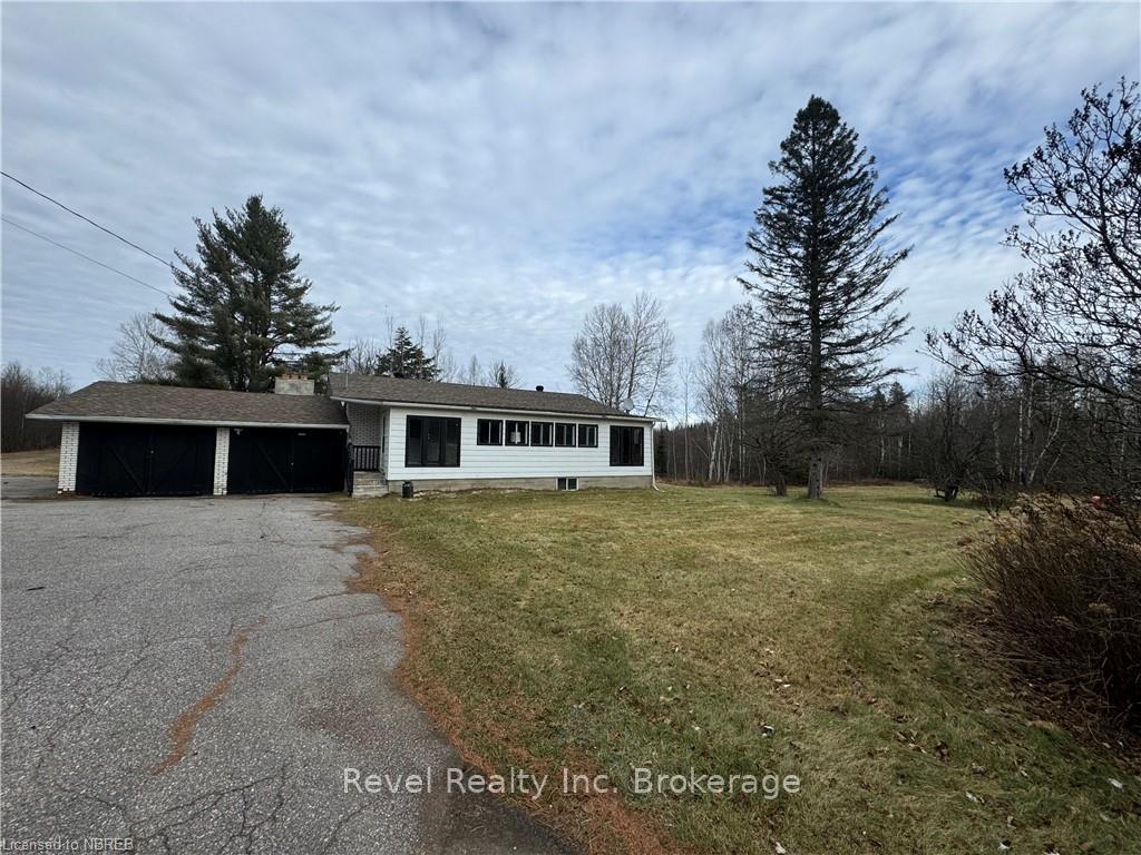 Front of 3877 Highway 17 E