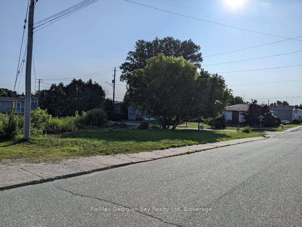 Photo 3 of 32 Youngfox Road, Blind River — HOMEH