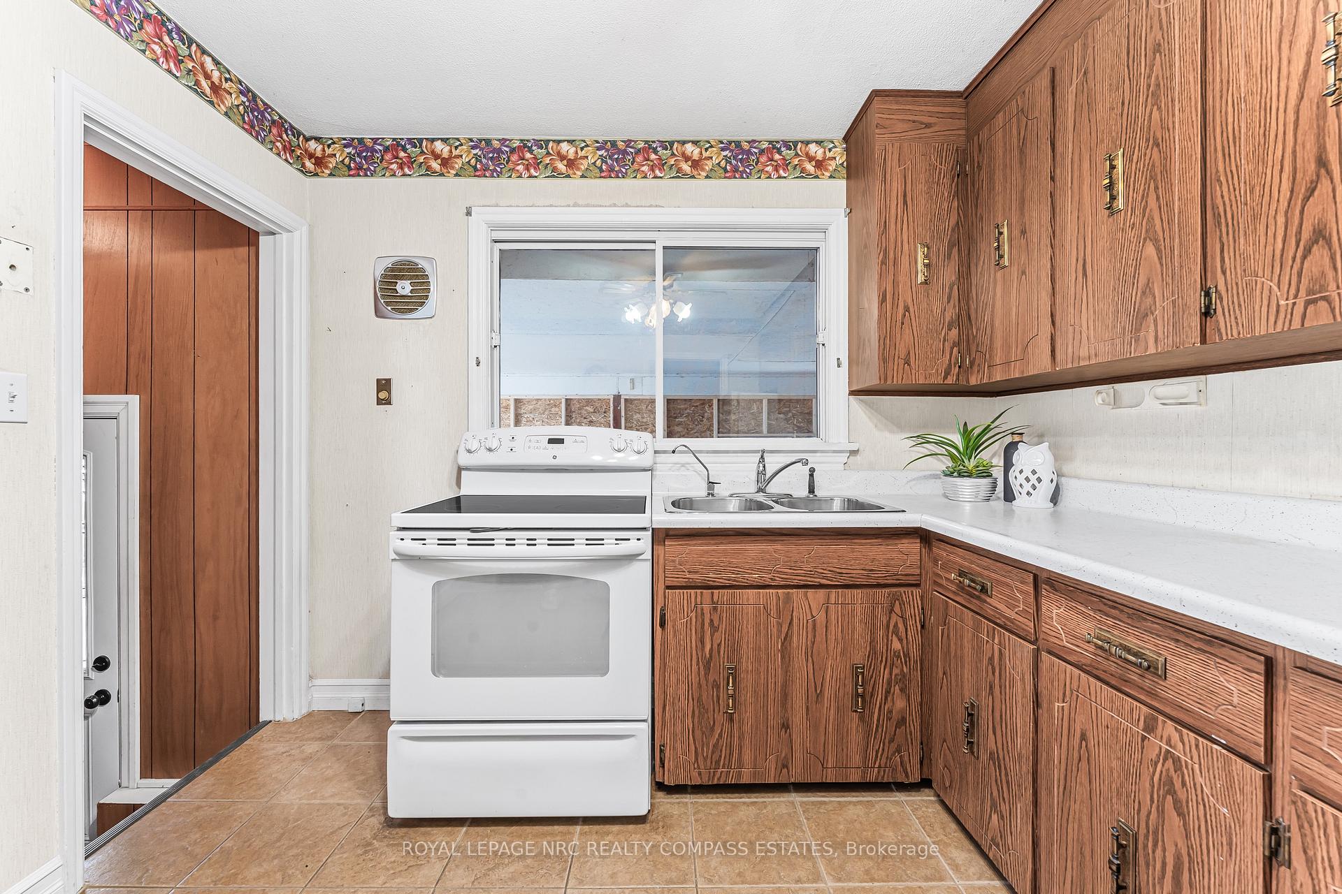 Photo 12 of 74 Beamer Avenue, St. Catharines, Bunting/Linwell — HOMEH