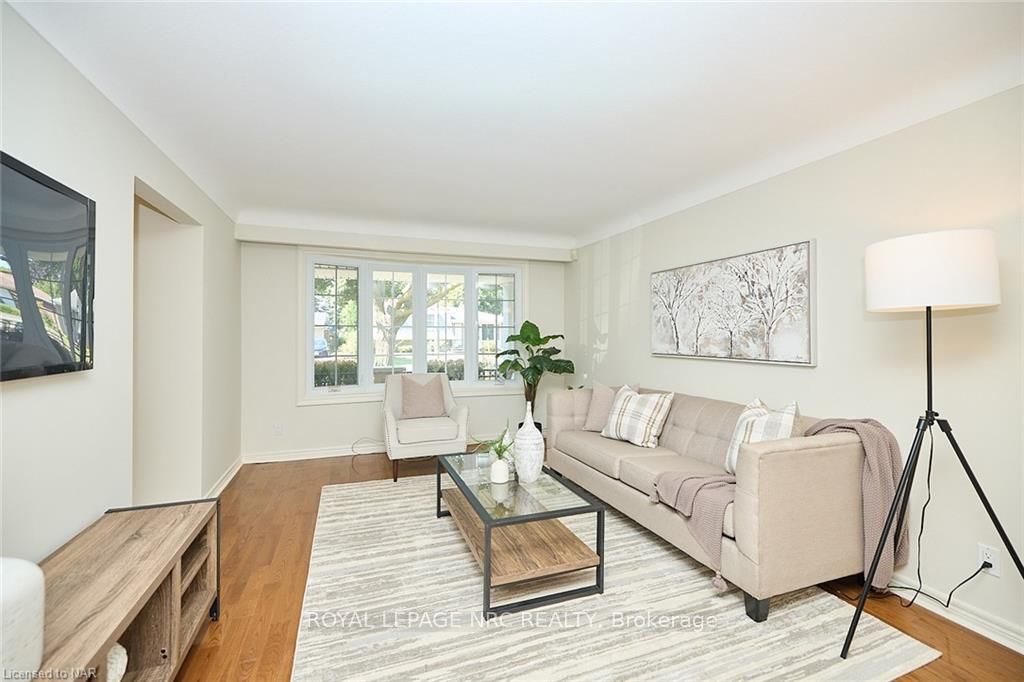 Photo 2 of 15 Highcourt Crescent, St. Catharines, Vine/Linwell — HOMEH