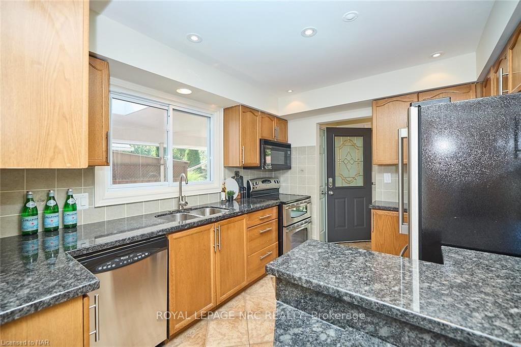 Photo 7 of 15 Highcourt Crescent, St. Catharines, Vine/Linwell — HOMEH