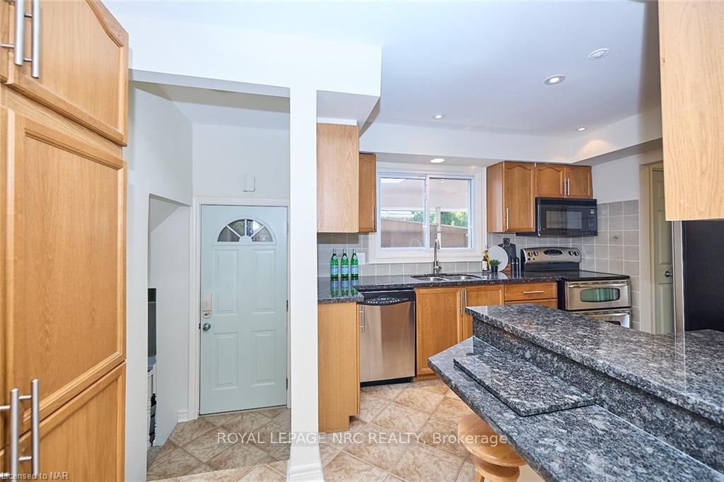 Photo 9 of 15 Highcourt Crescent, St. Catharines, Vine/Linwell — HOMEH