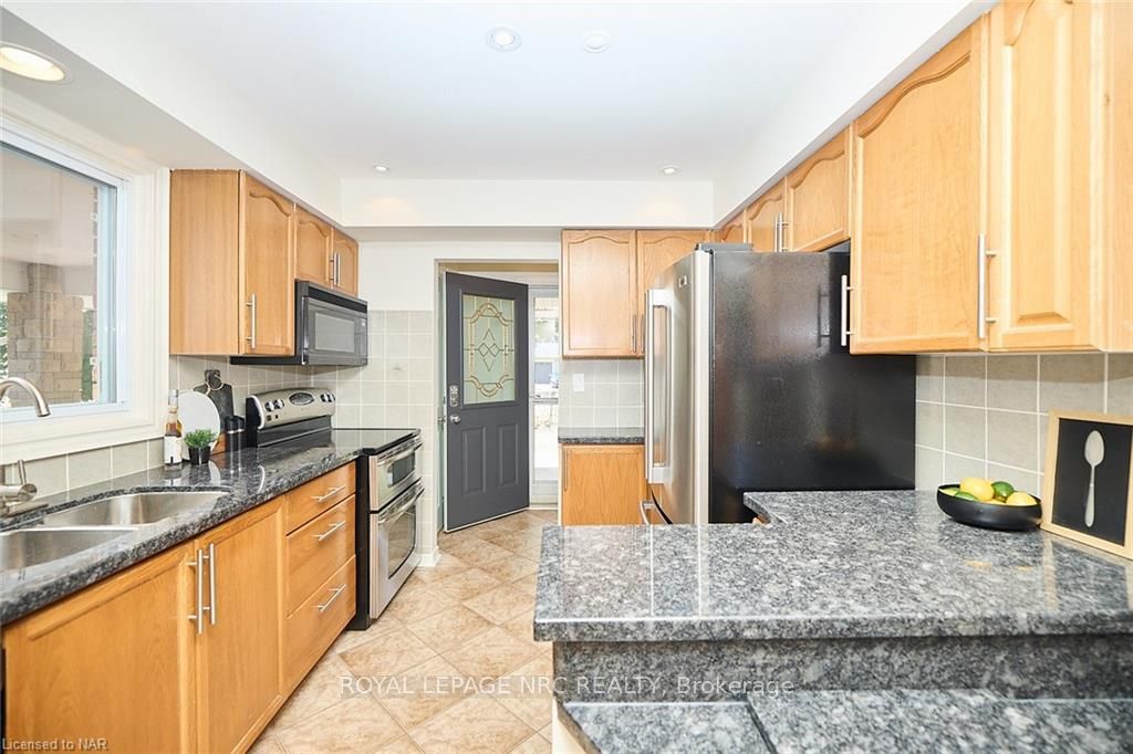 Photo 10 of 15 Highcourt Crescent, St. Catharines, Vine/Linwell — HOMEH