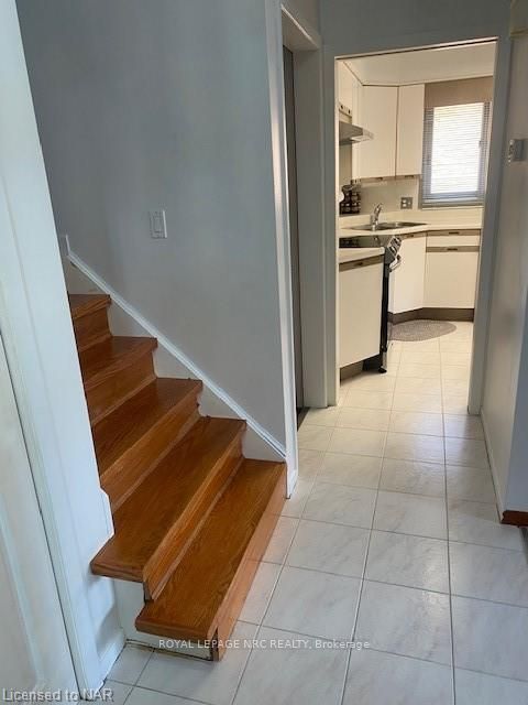 Photo 5 of 711 Niagara Street, St. Catharines, Vine/Linwell — HOMEH
