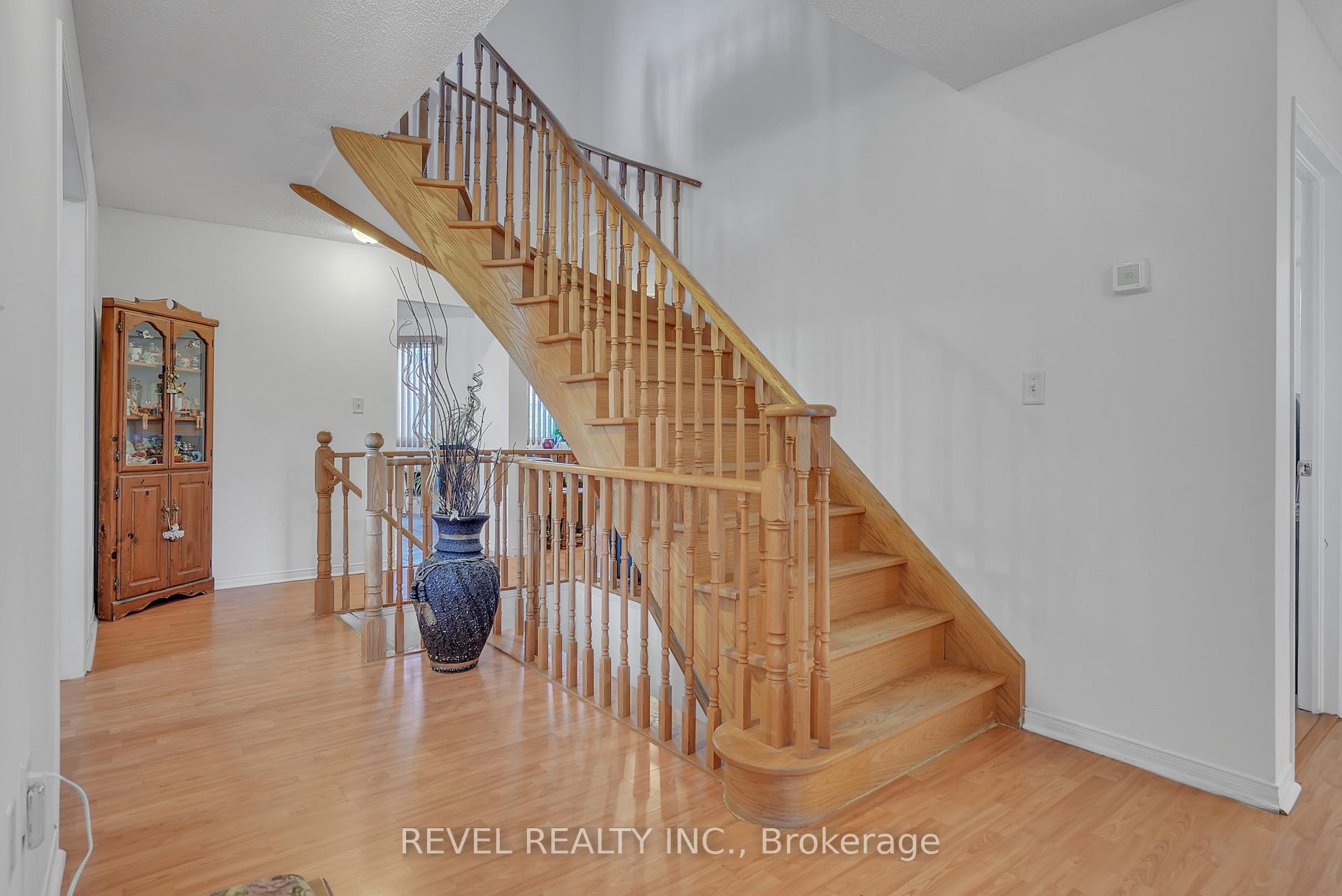 Photo 4 of 1 Farmstead Crescent, Barrie, Holly — HOMEH