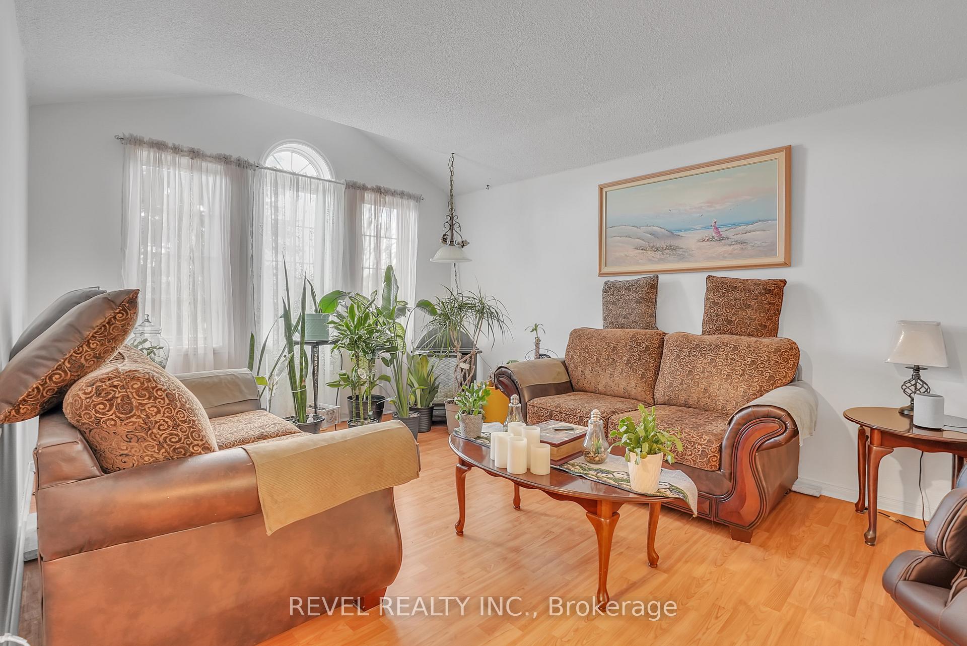 Photo 5 of 1 Farmstead Crescent, Barrie, Holly — HOMEH