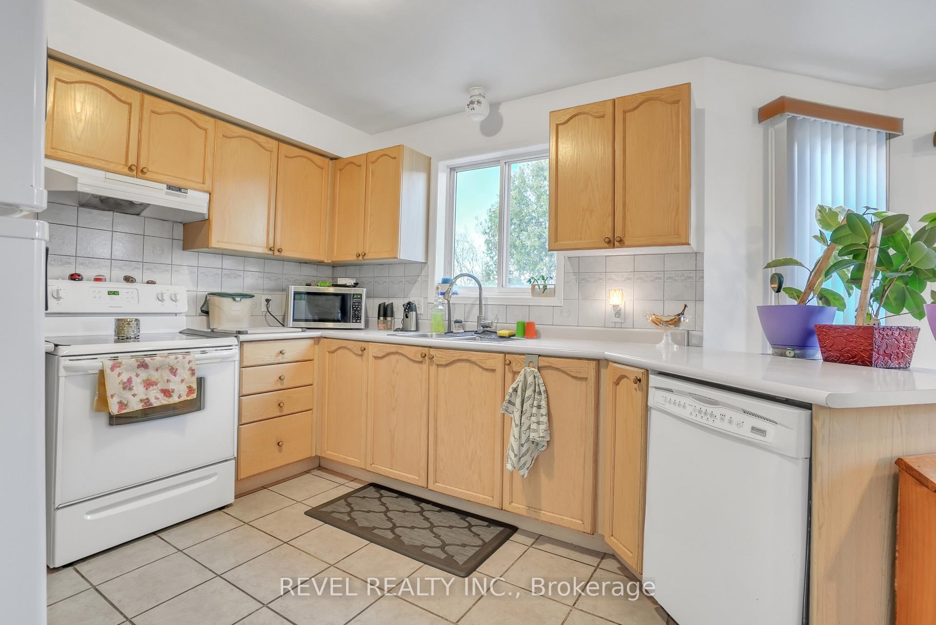 Photo 7 of 1 Farmstead Crescent, Barrie, Holly — HOMEH