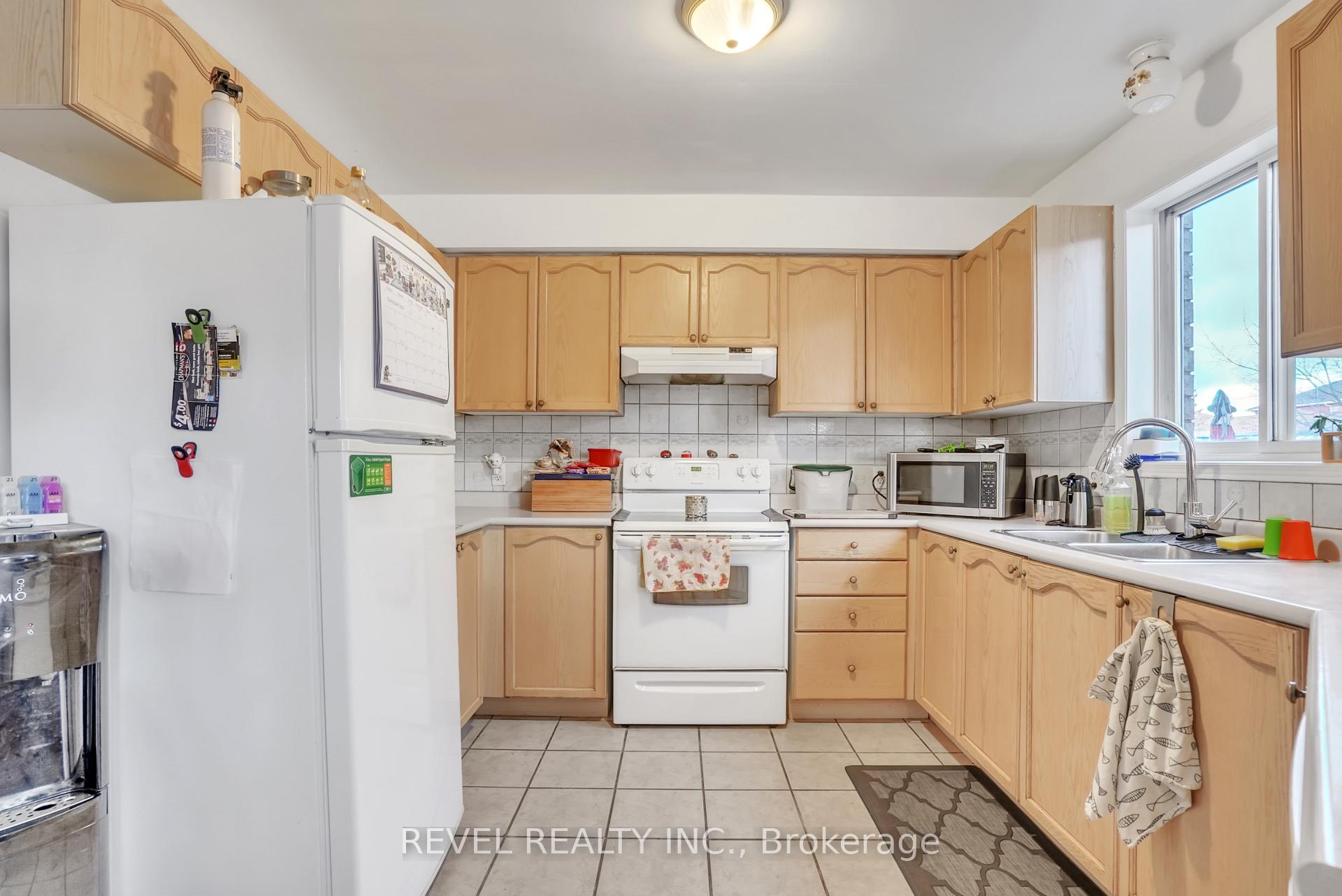 Photo 8 of 1 Farmstead Crescent, Barrie, Holly — HOMEH